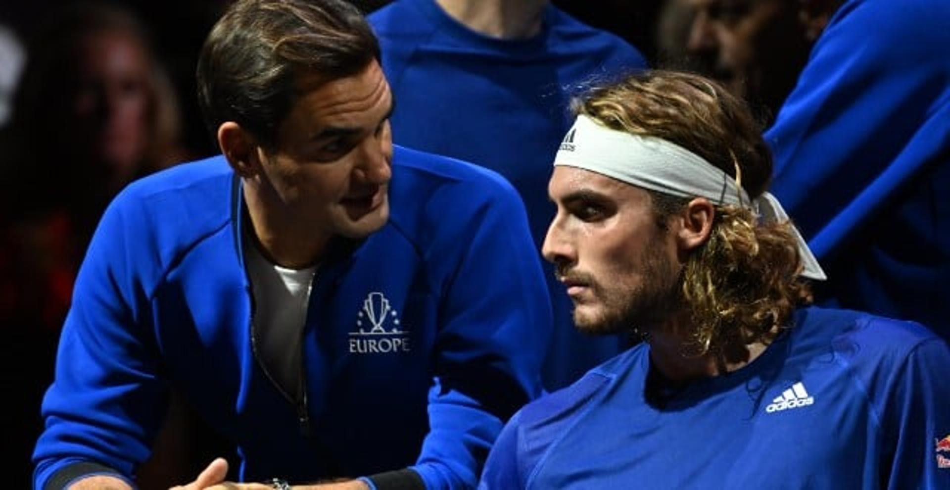 Roger Federer dá coaching para Tsitsipas na Laver Cup