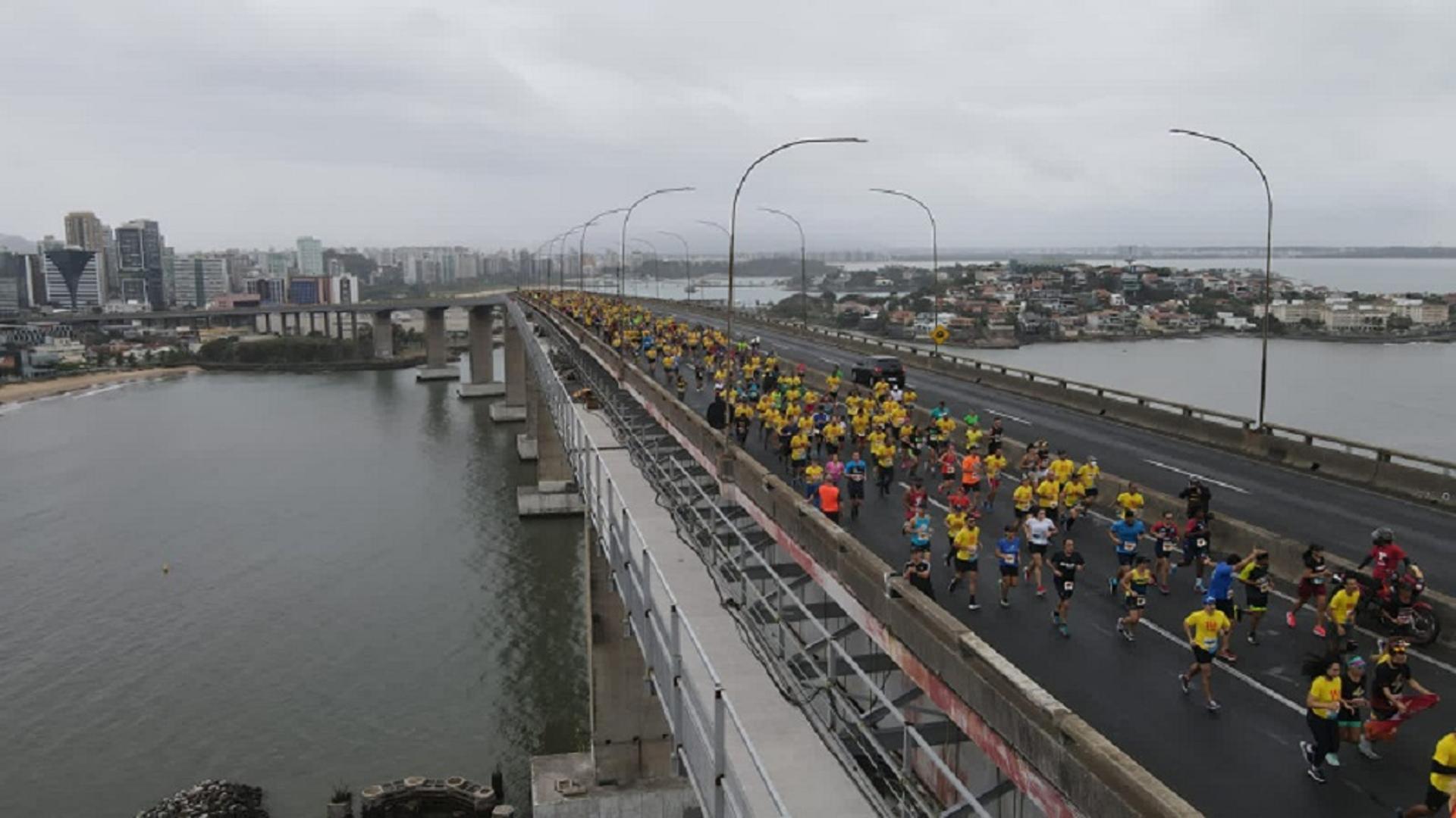 Corredores da Dez Milhas Garoto cruzam a Terceira Ponte entre Vitória e Vila Velha. (Divulgação)