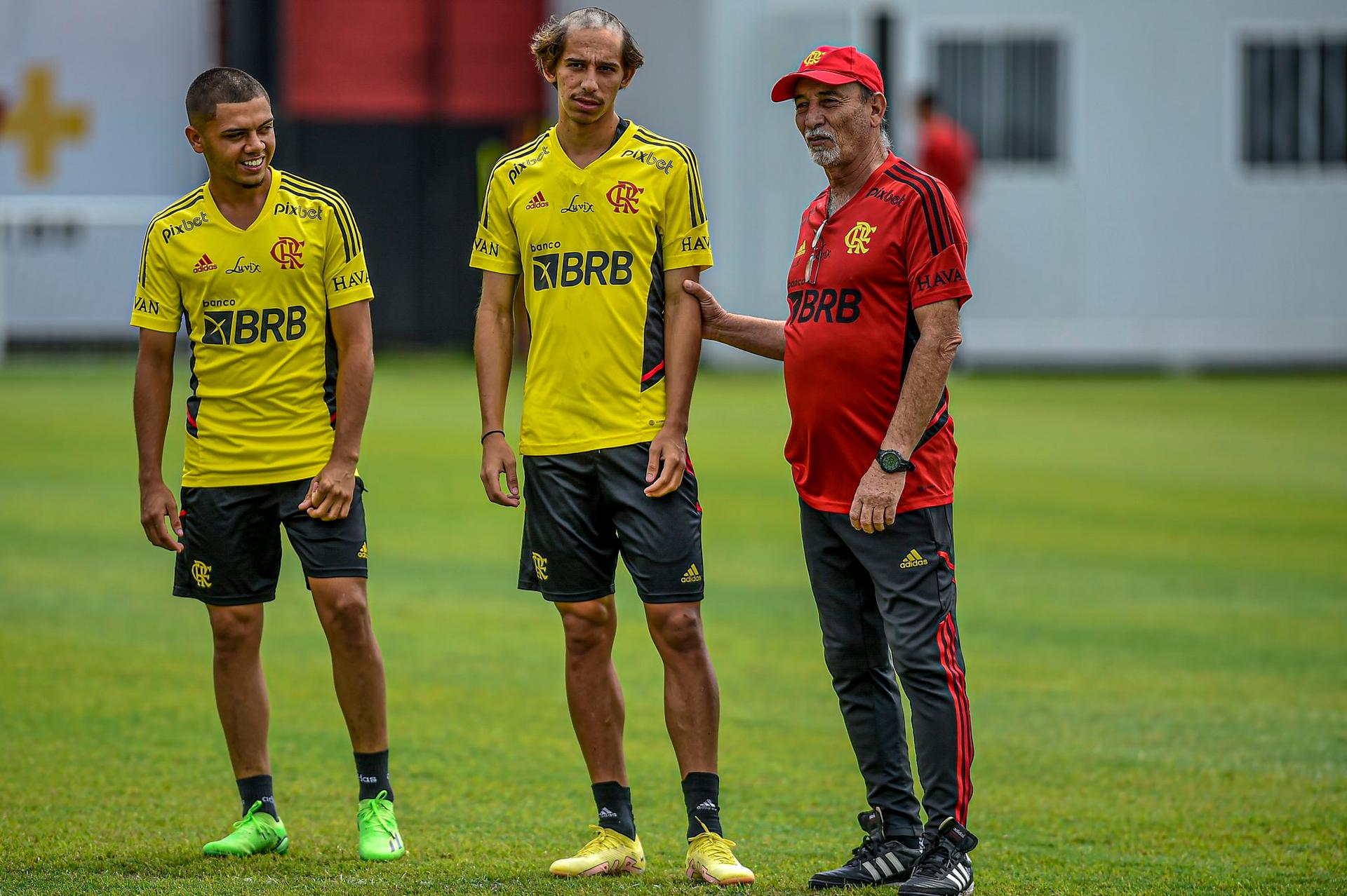 Garotos do Ninho no treino do Flamengo