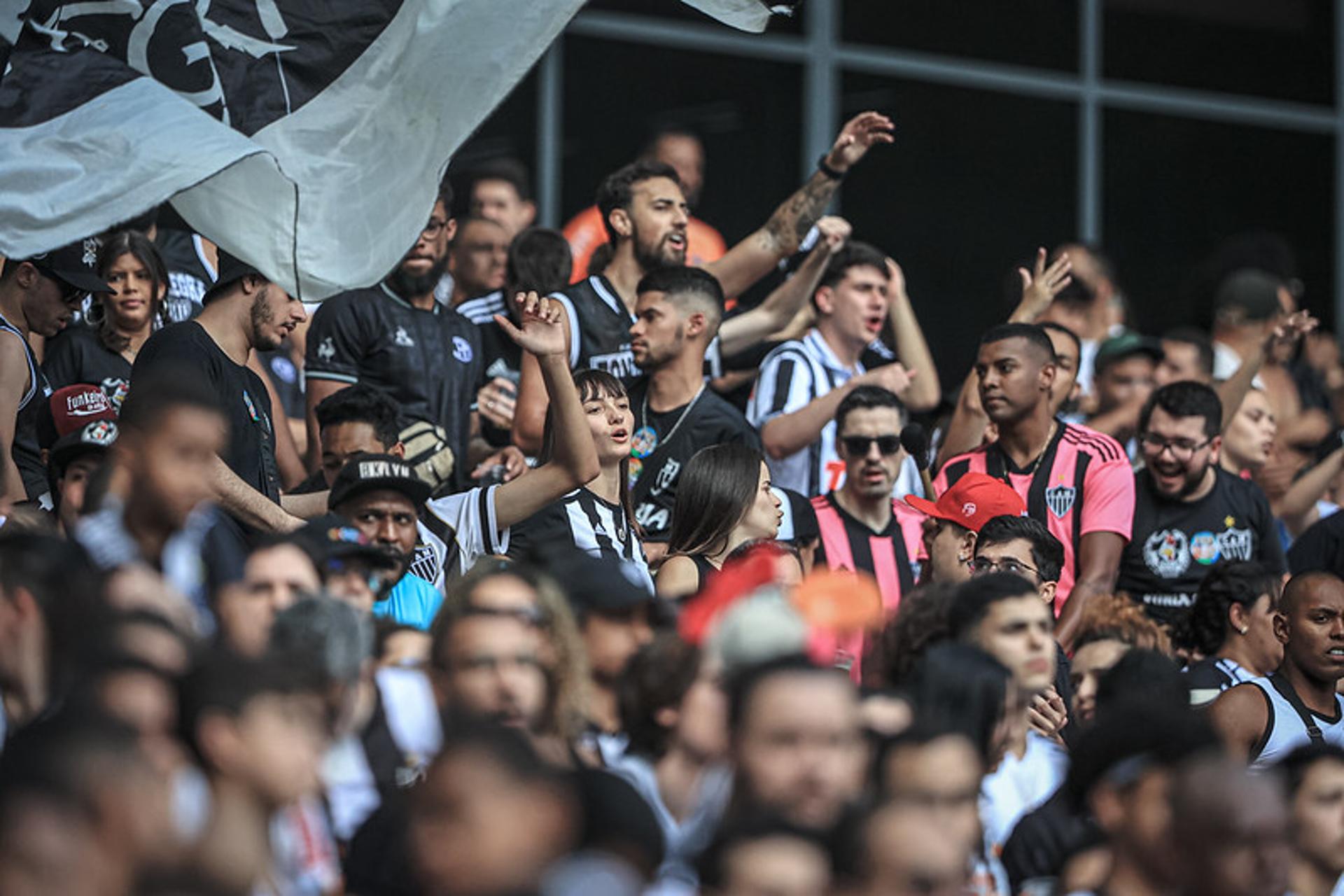 Sinalizadores foram usados na torcida do Galo durante o duelo diante do Flu