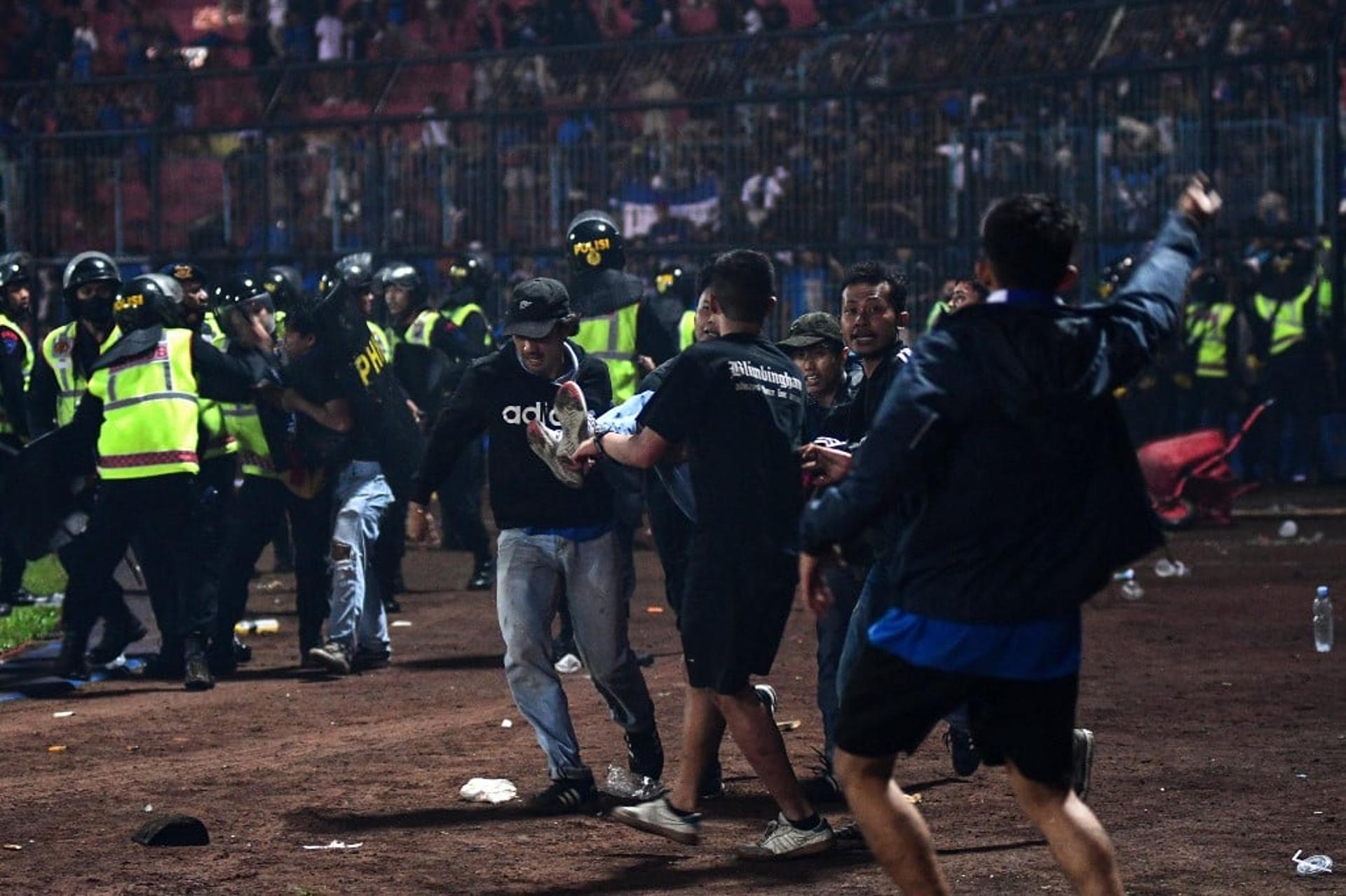 Arema FC x Persebaya Surabaya - Confusão na Indonésia