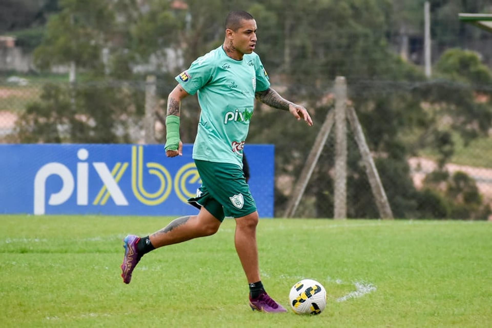 Wellington Paulista em treinamento do América-MG na última sergunda-feira