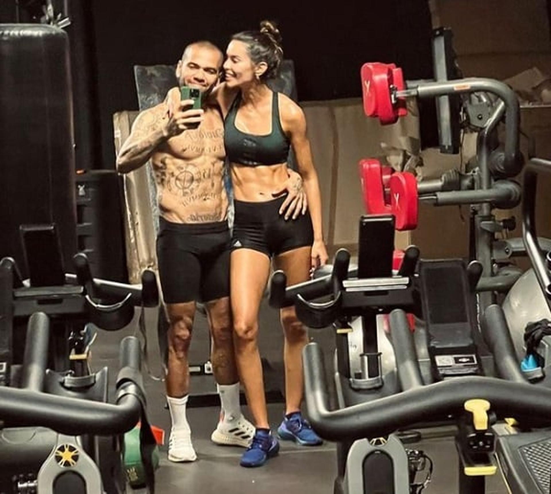 Daniel Alves e Joana Sanz na academia