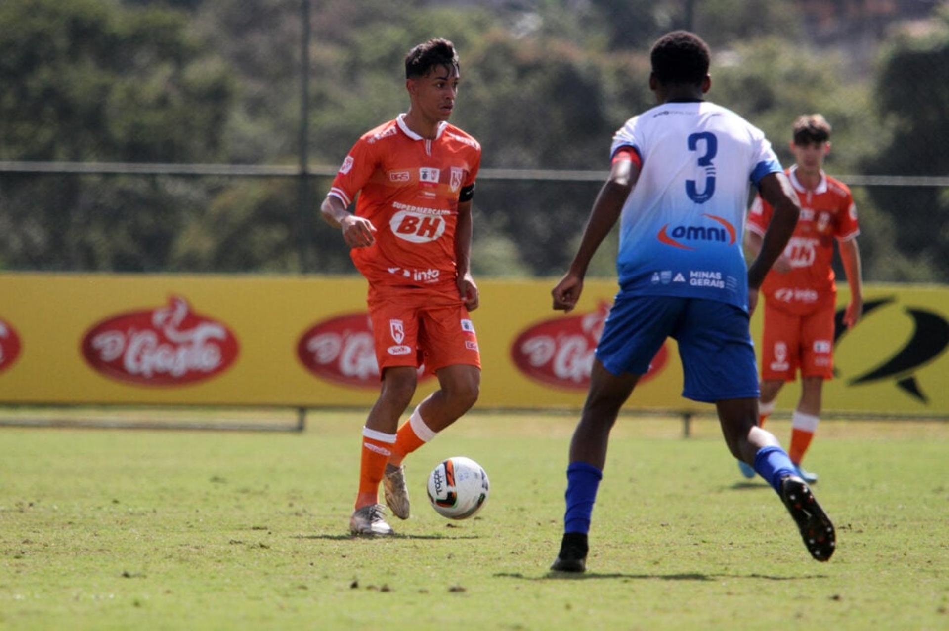 Victor Hutter em ação contra a equipe do Essube durante a primeira fase da competição