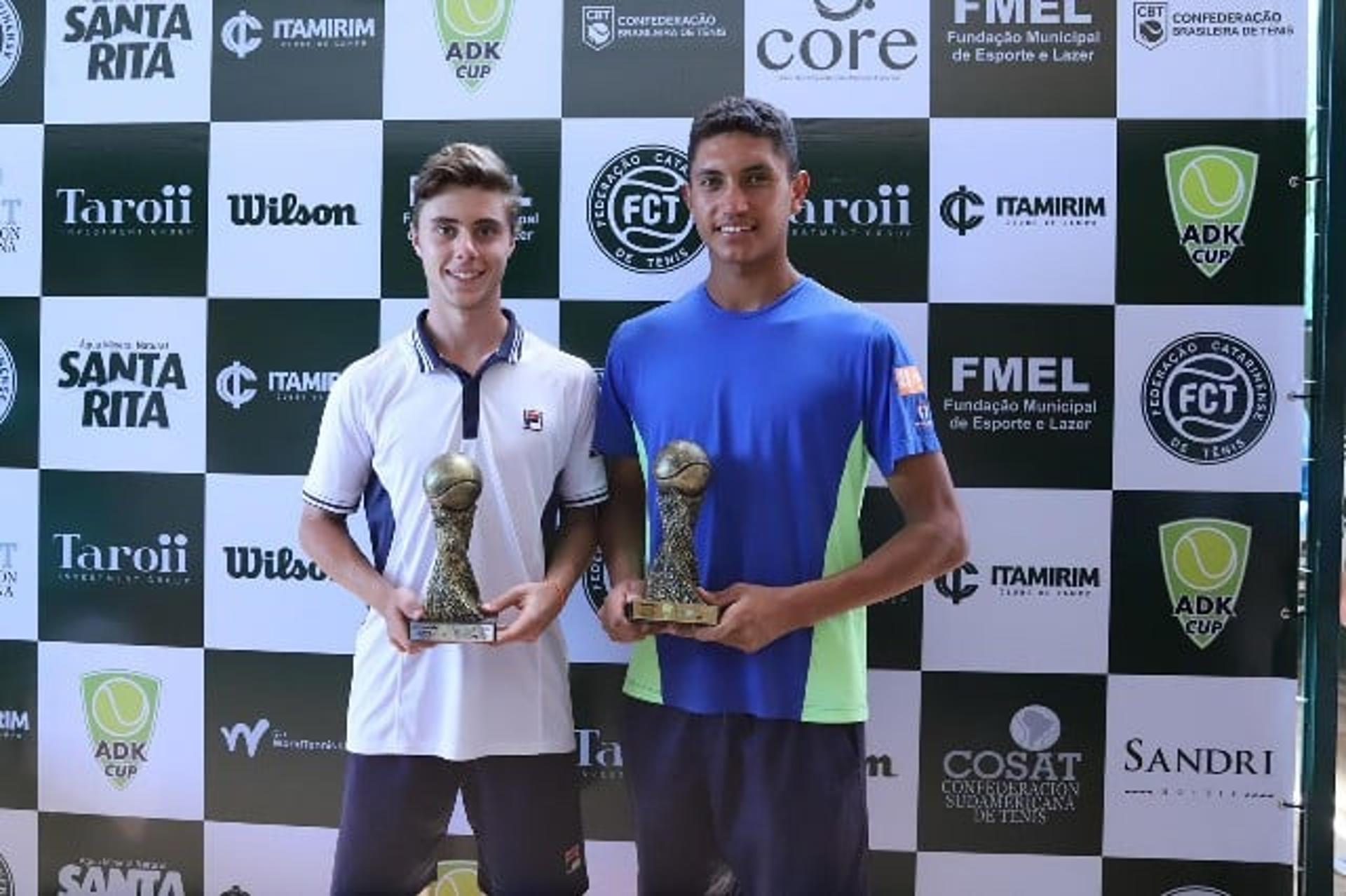 Gustavo Almeida de azul e Victor Tosetto de branco