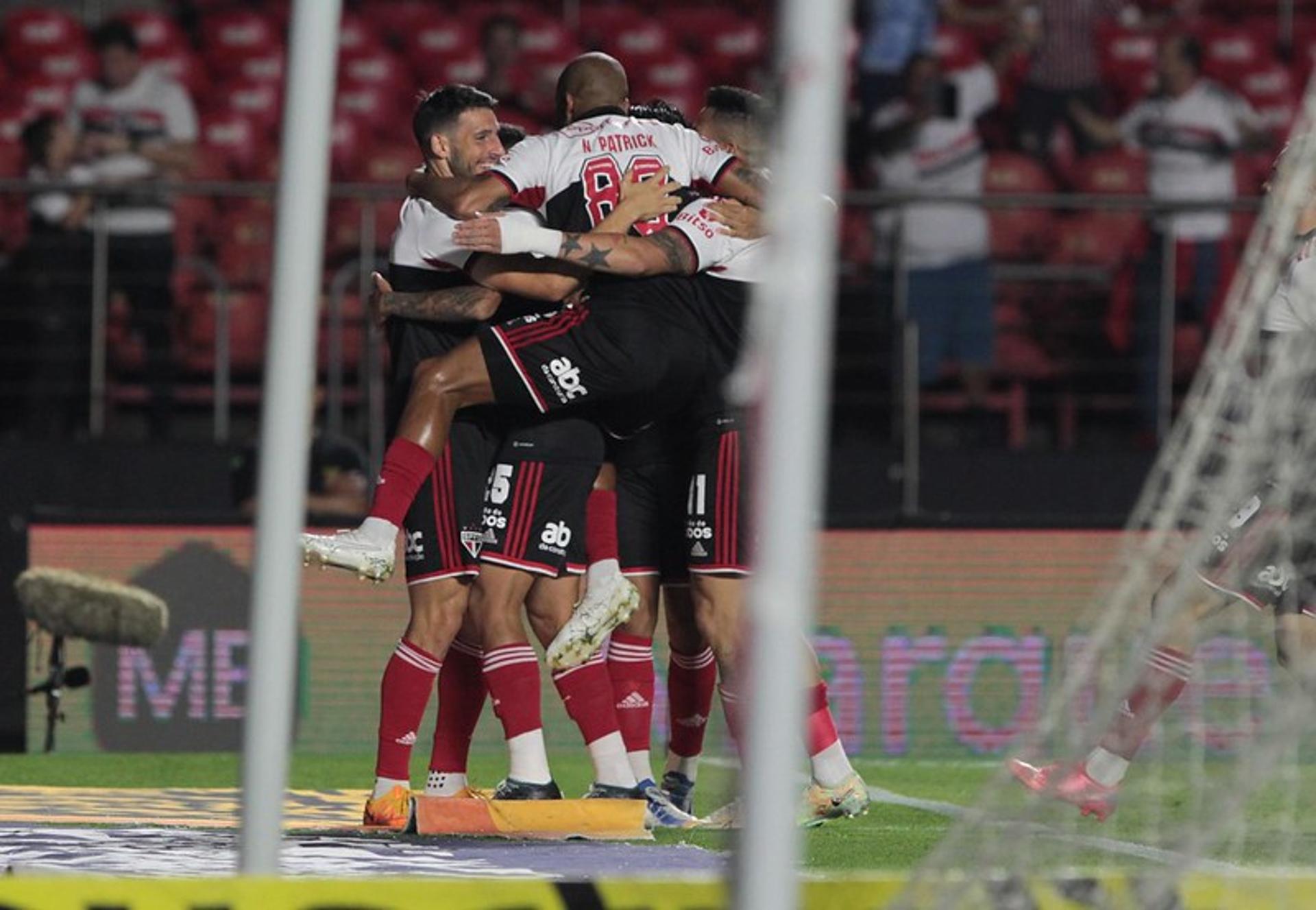 Jogadores do São Paulo comemoram contra Coritiba - Brasileirão