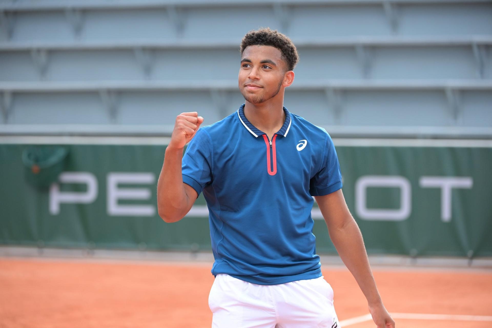 Arthur Fils em ação em Roland Garros