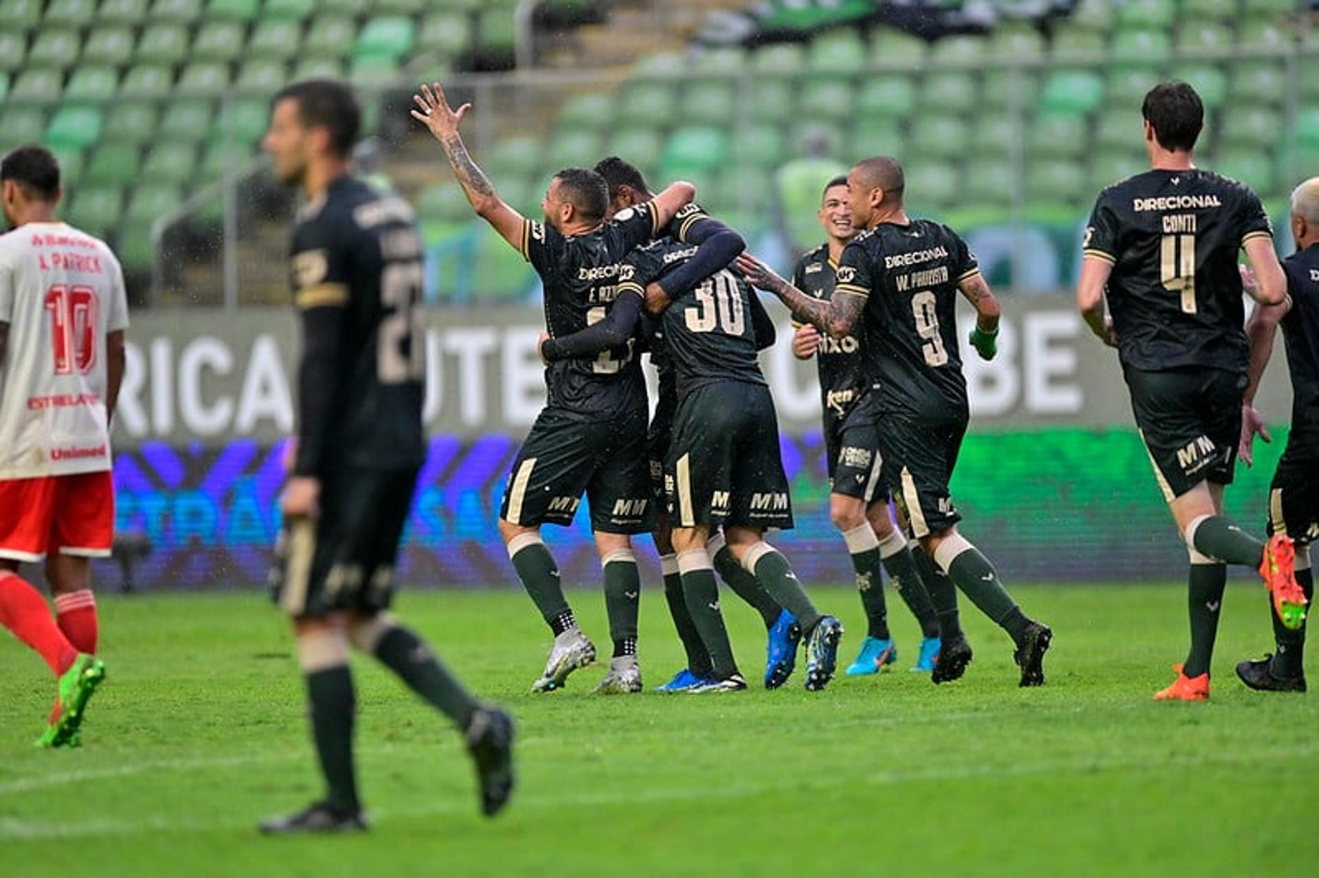 Jogadores do América-MG comemoram gol com Alê