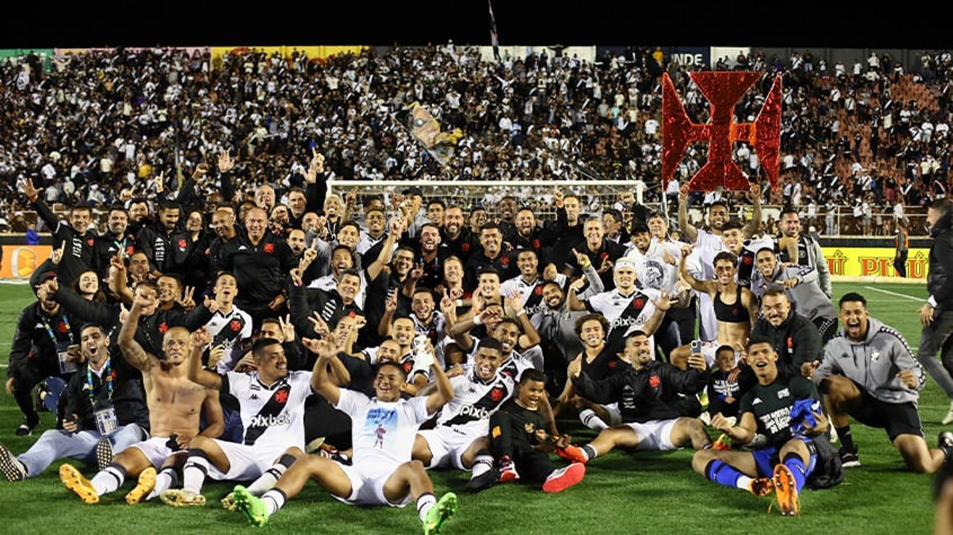 Time do Vasco comemorando o acesso