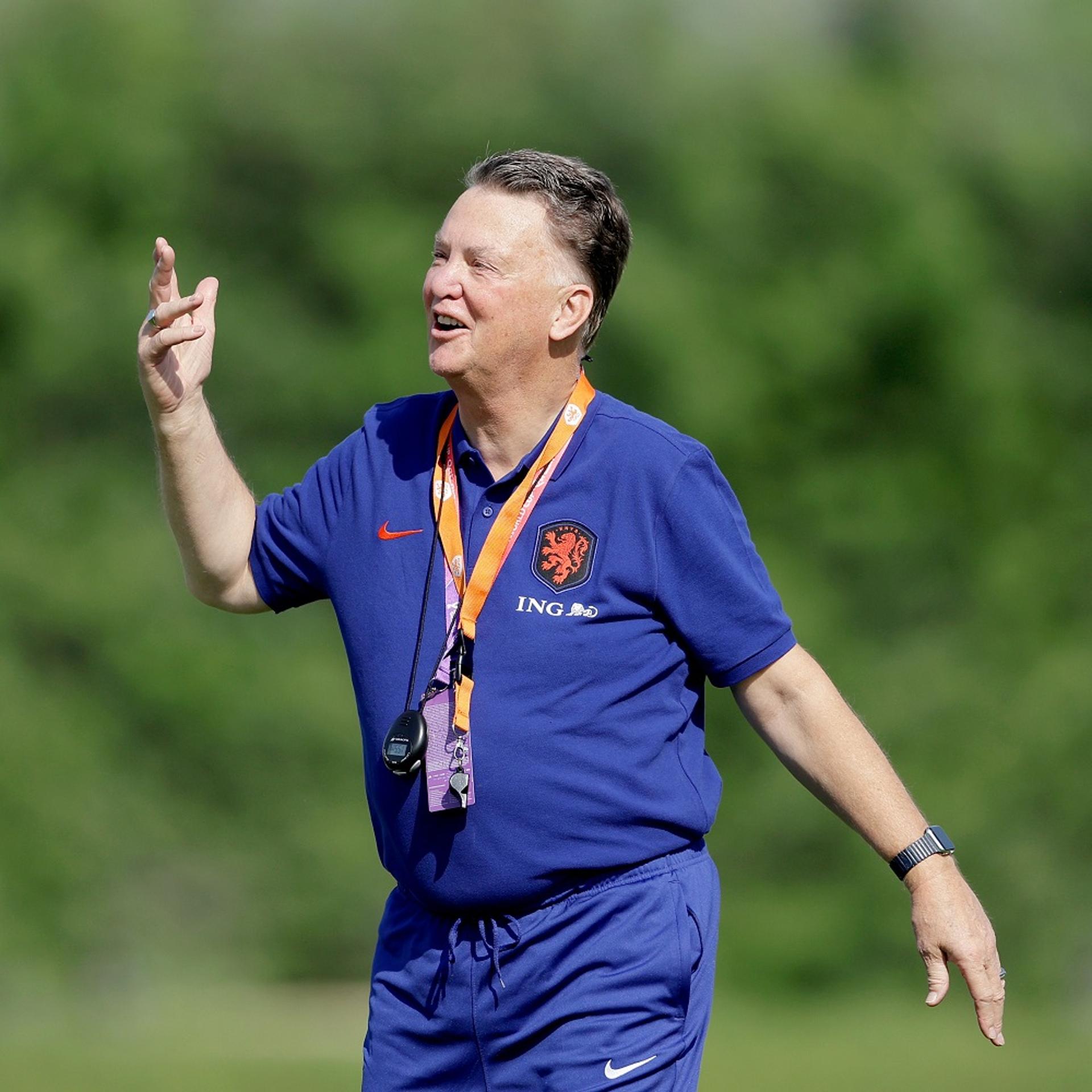 Van Gaal em treino da Holanda