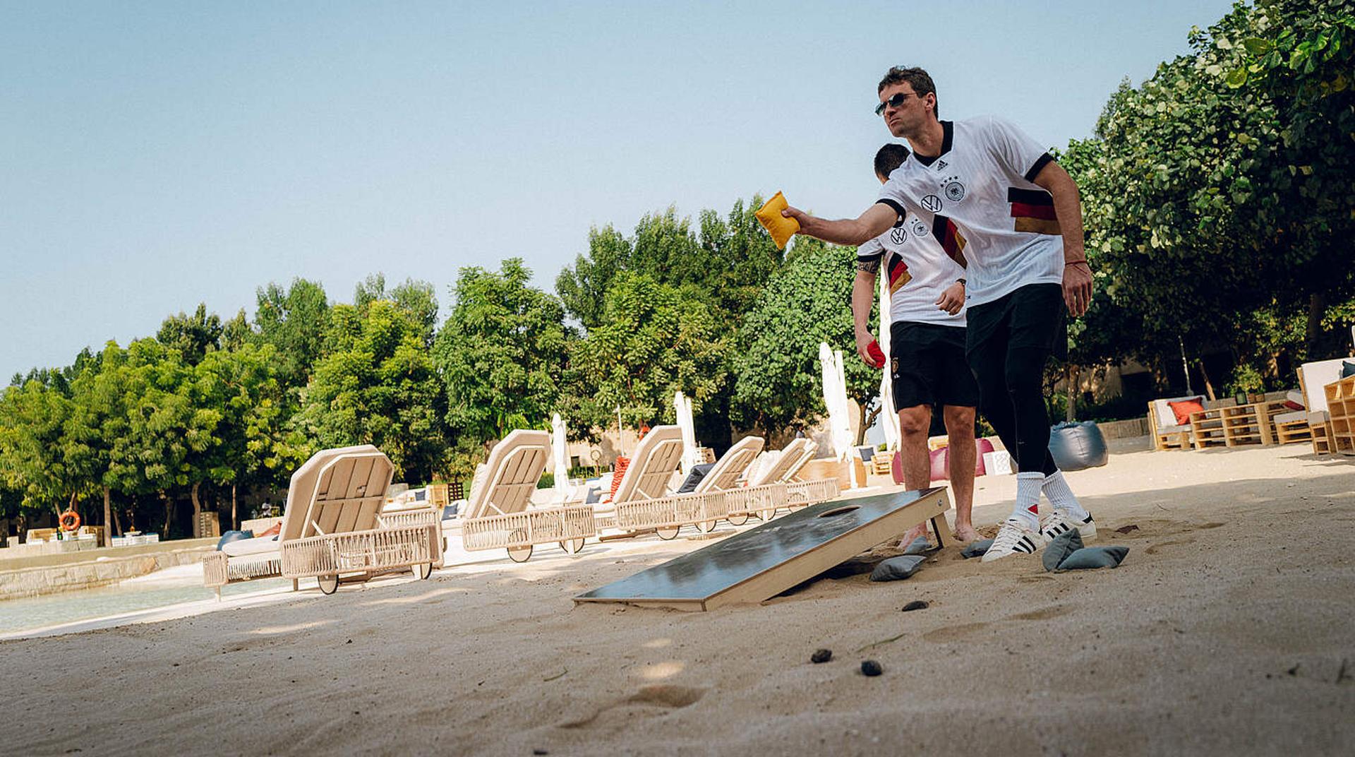 Thomas Müller jogando cornhole