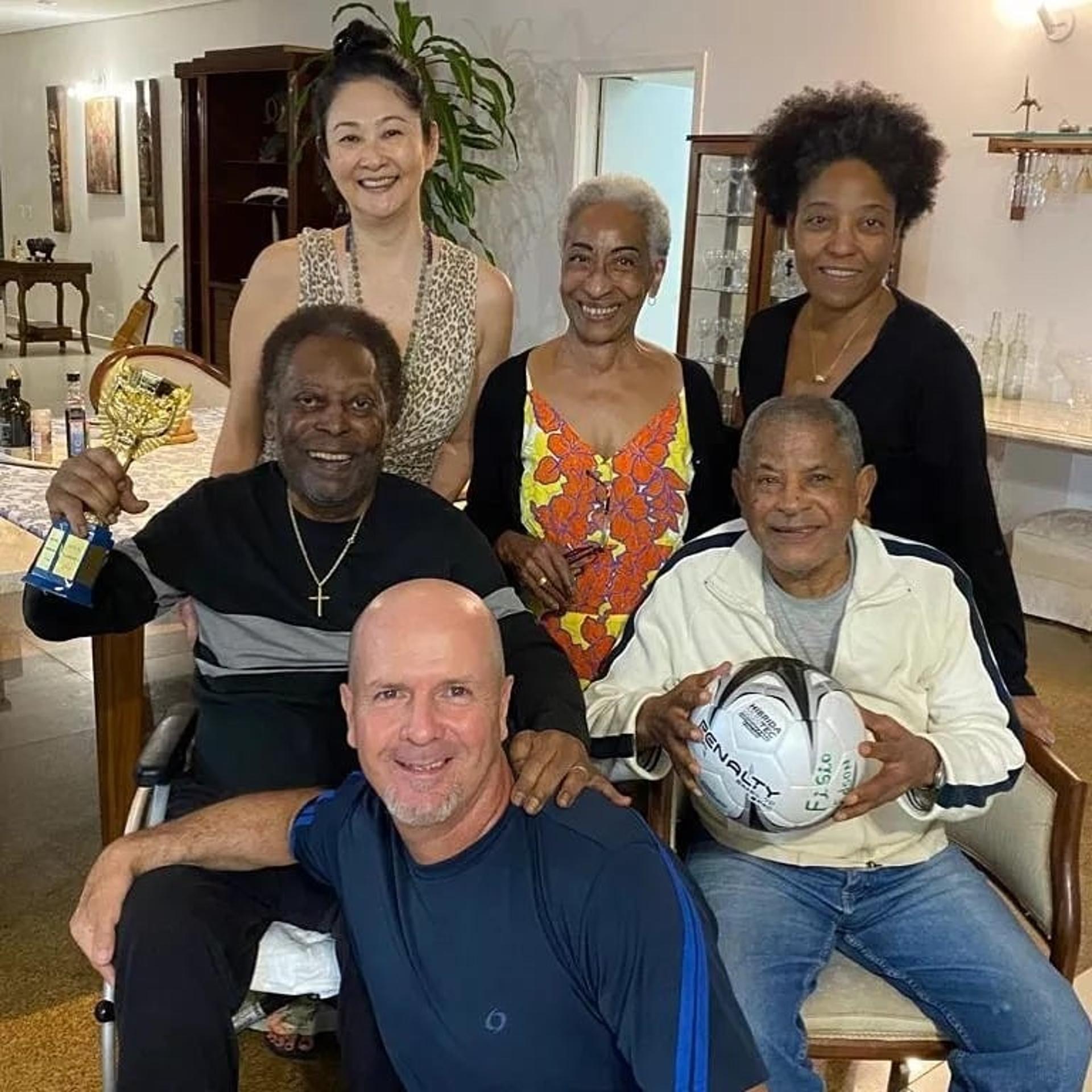 Pelé com família e amigos