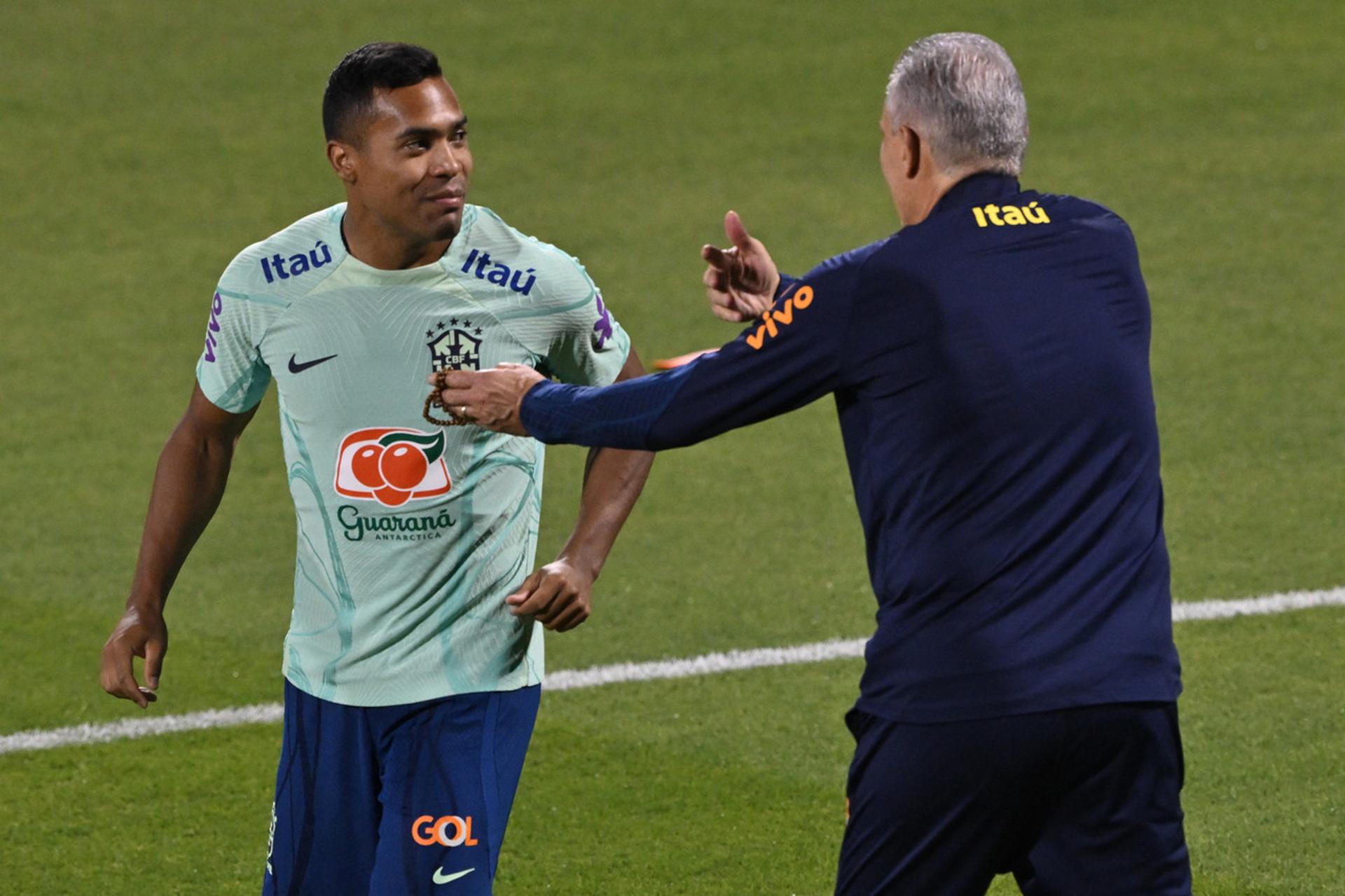 Treino da Seleção Brasileira em Doha - 06/12 - Alex Sandro e Tite