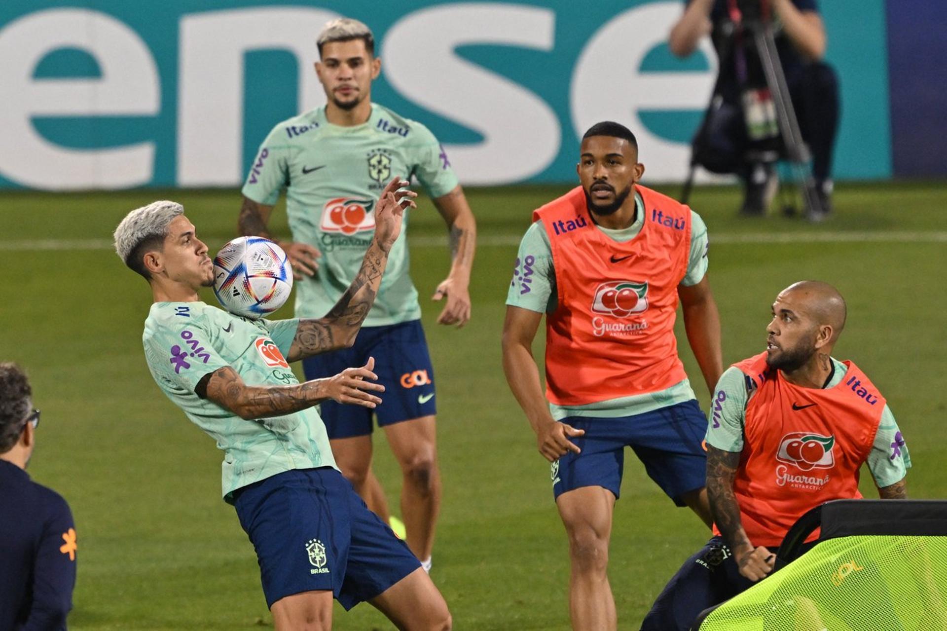 Treino da Seleção Brasileira em Doha - 06/12 - Bruno Guimarães, Pedro, Bremer e Daniel Alves