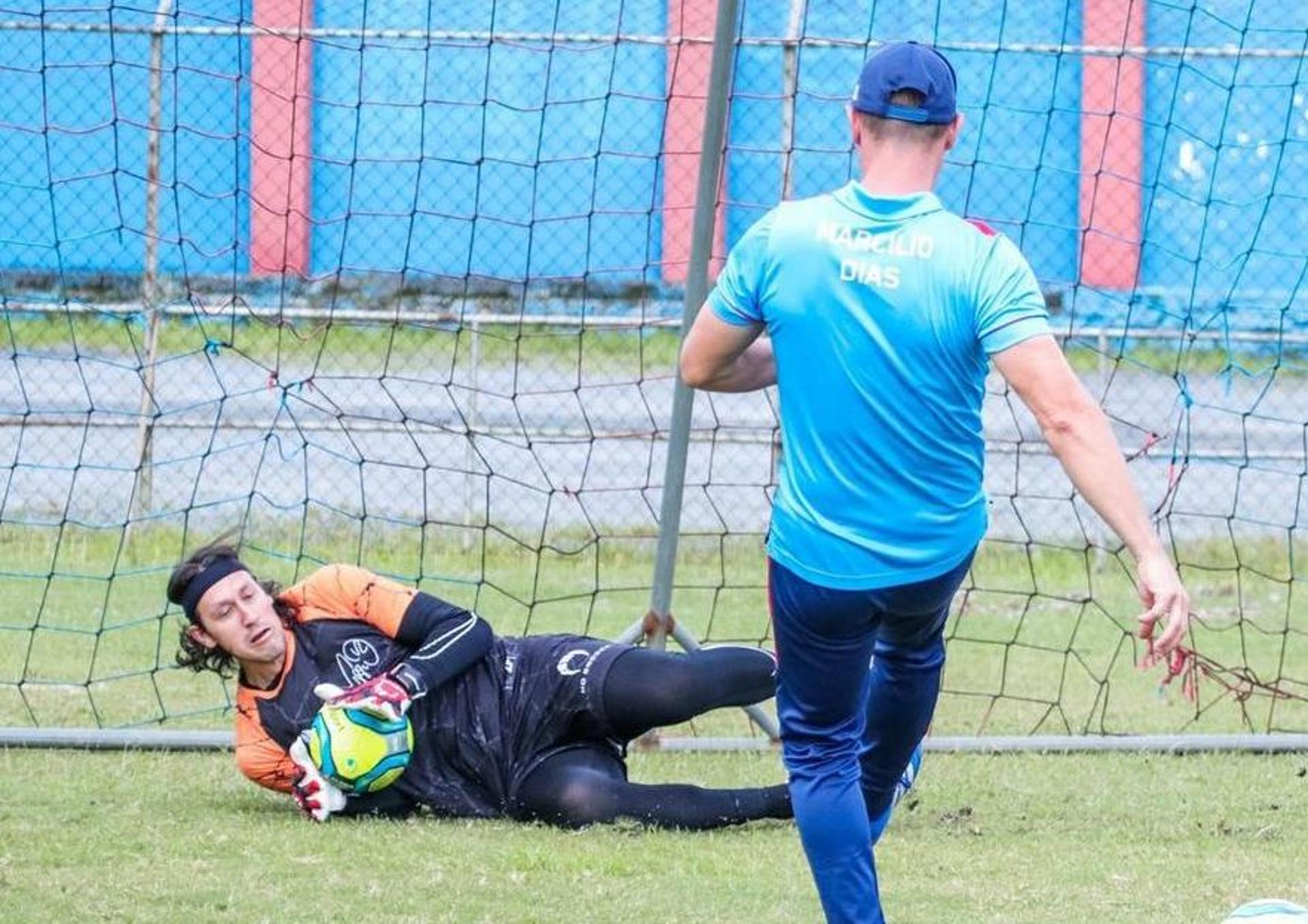 Cássio treinando