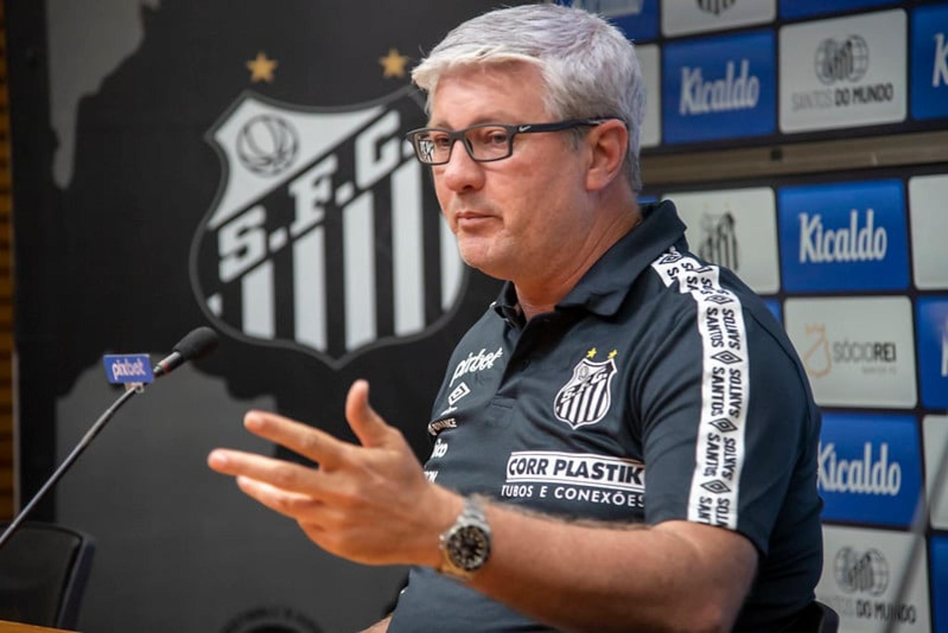 Técnico Odair Hellmann, do Santos