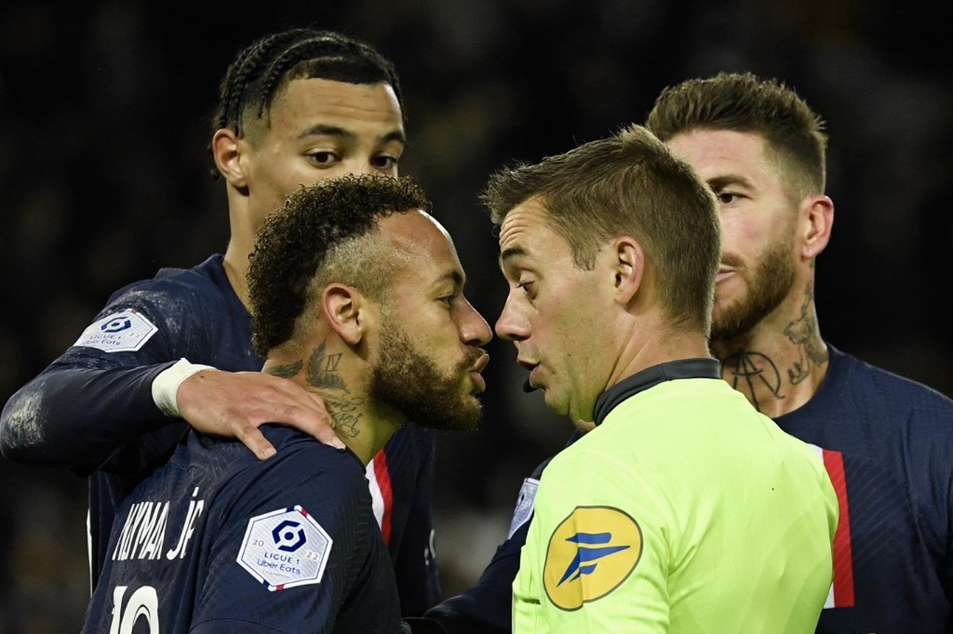 Neymar é expulso na primeira partida do PSG após a Copa