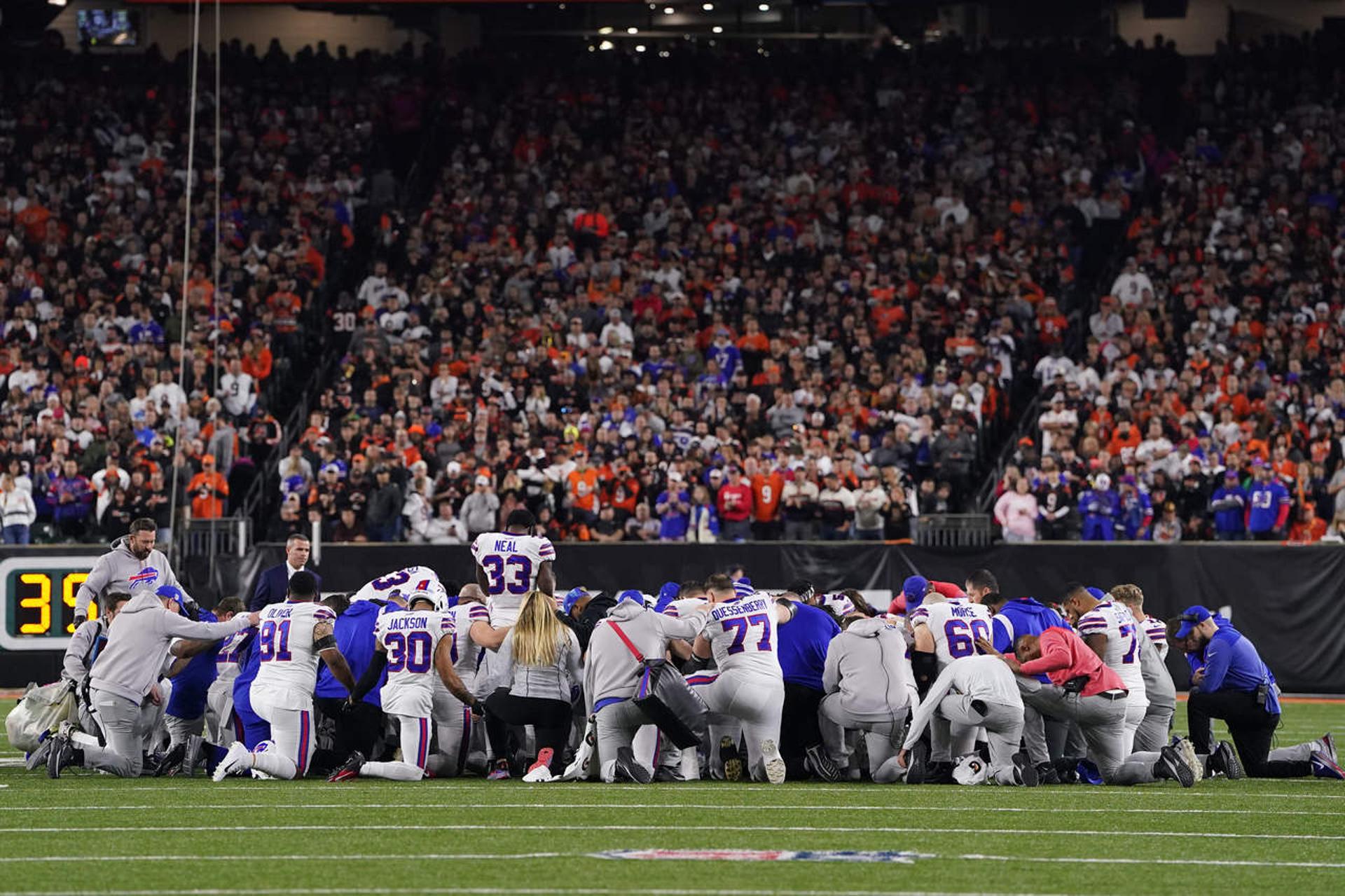 Jogador desmaia em partida da NFL