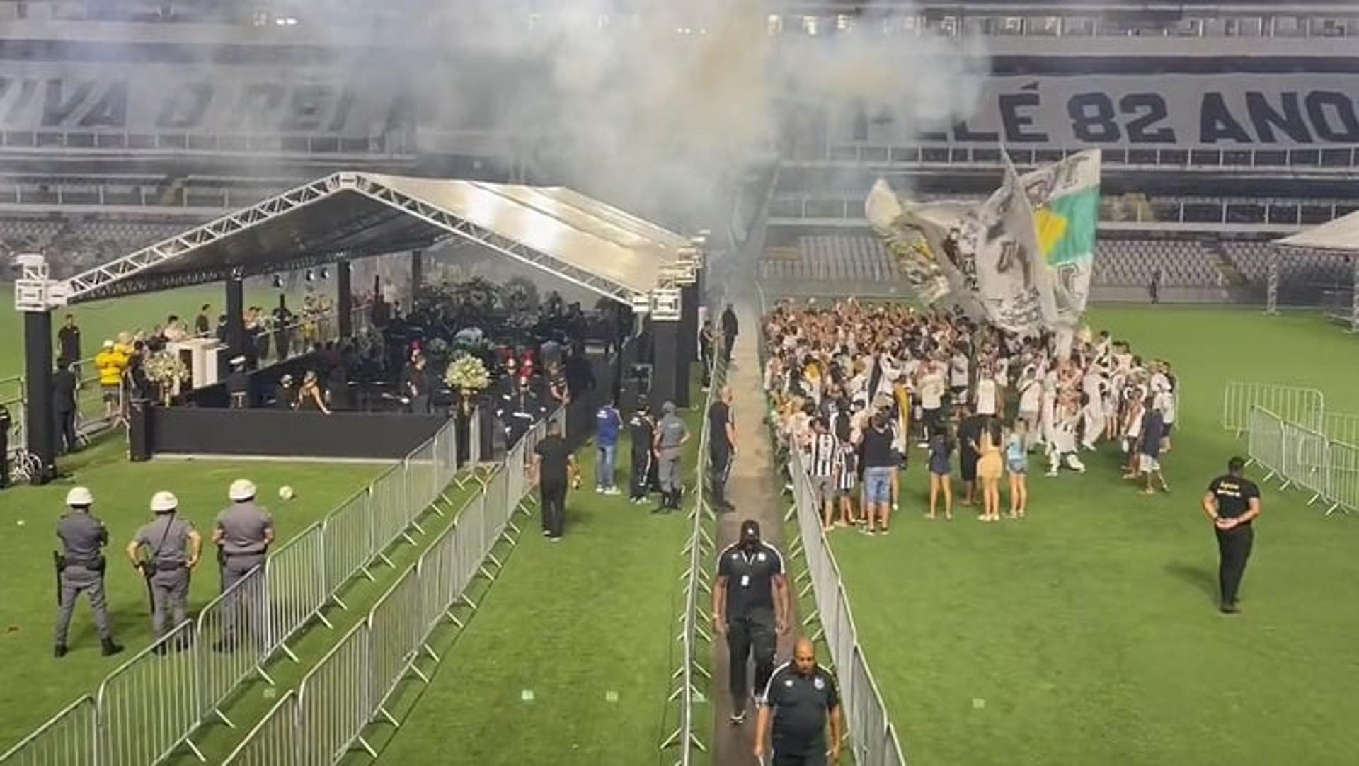 Torcida do Santos velório do Pelé