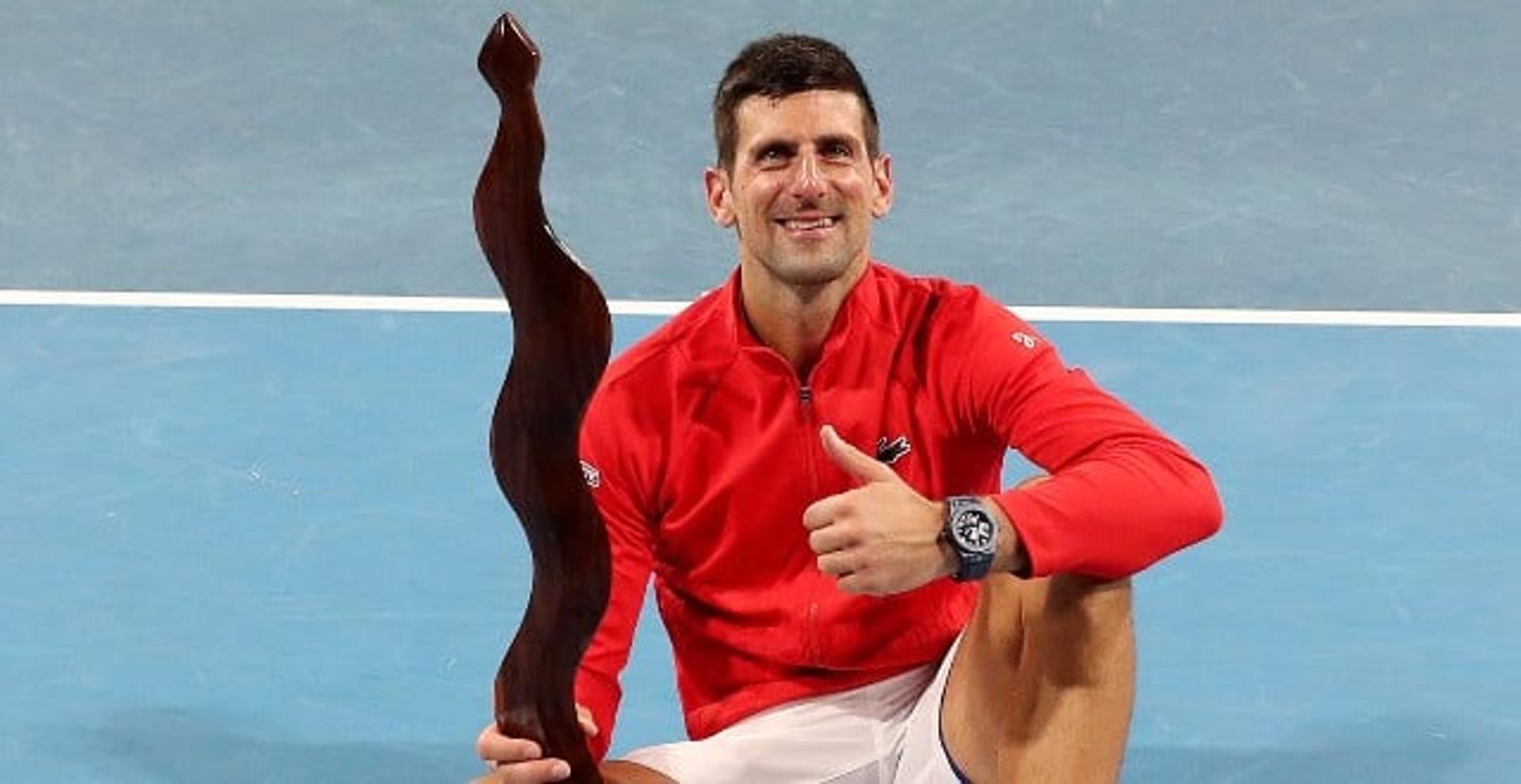 Novak Djokovic com o troféu em Adelaide