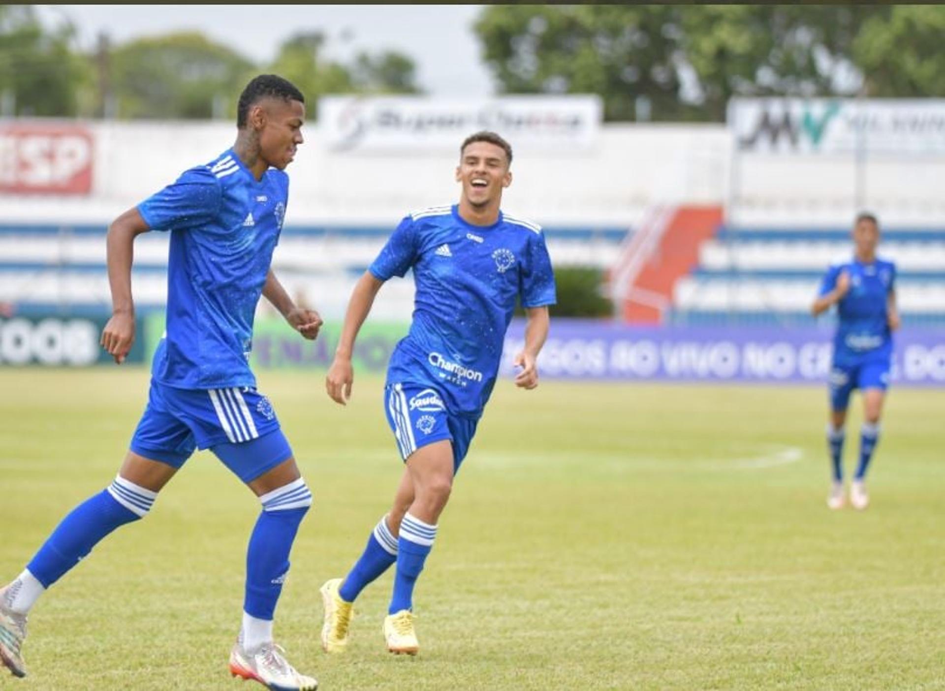 Meia Henrique abriu o placar do Cruzeiro contra o Penapolense