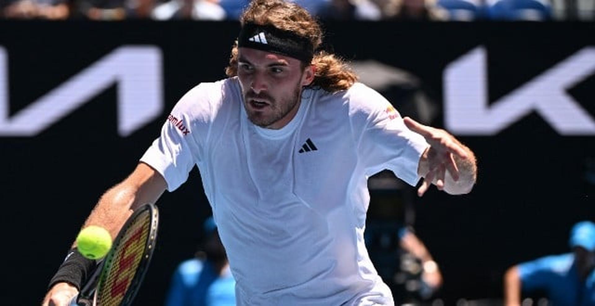 Stefanos Tsitsipas vence na terceira rodada