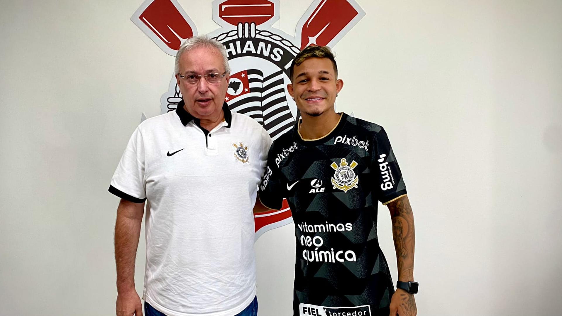 Adson renova com o Corinthians