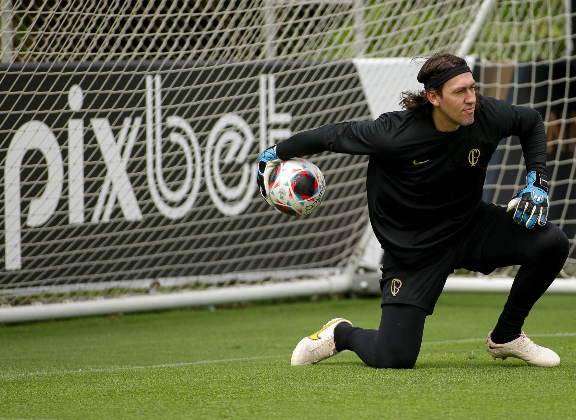 O goleiro Cássio durante treinamento do Corinthians