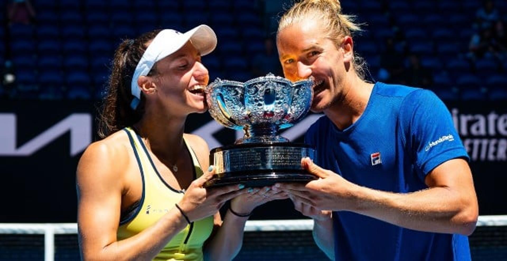 Rafael Matos e Luisa Stefani com o troféu