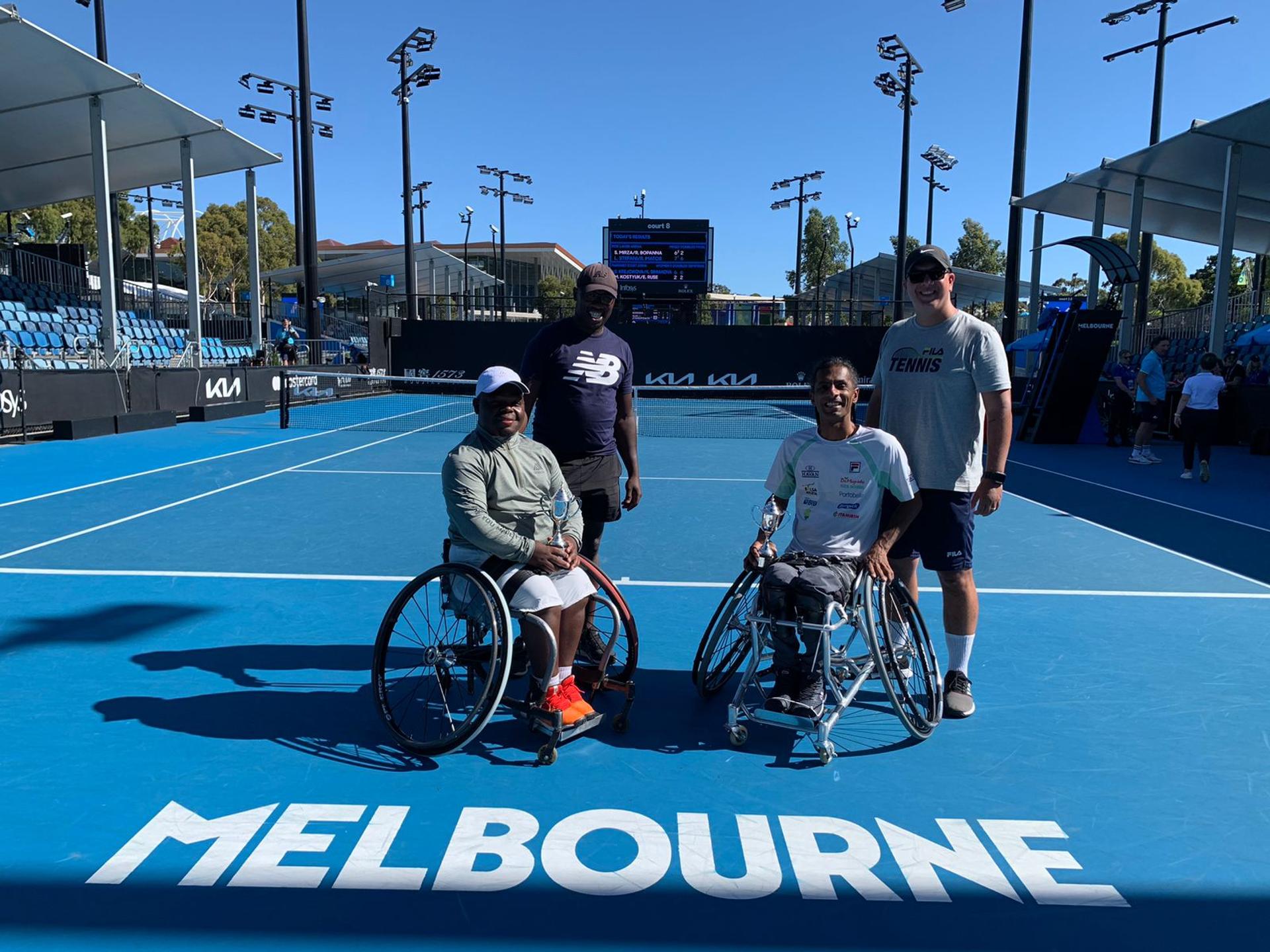 Ymanitu Silva com troféu de vice-campeão do US Open em campanha histórica