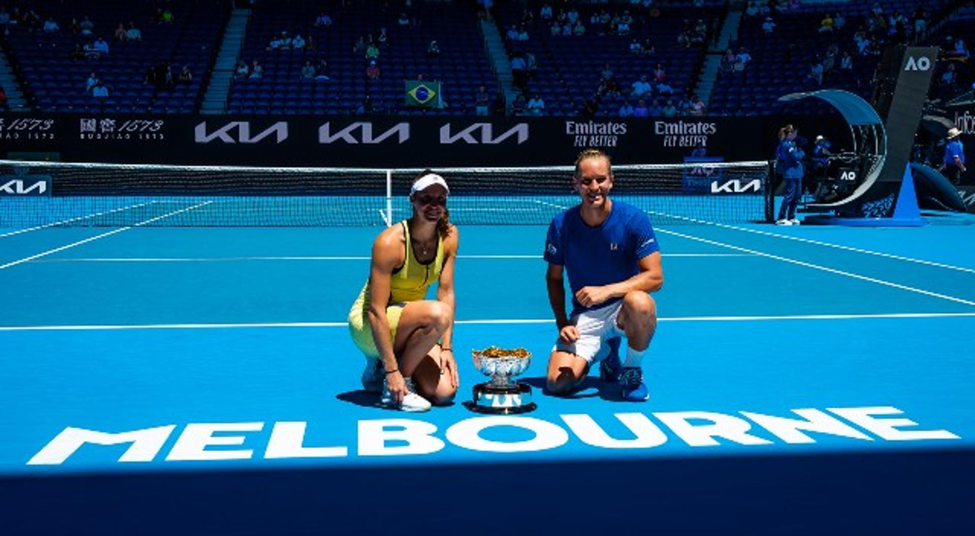 Luisa Stefani e Rafael Matos com o troféu na Austrália