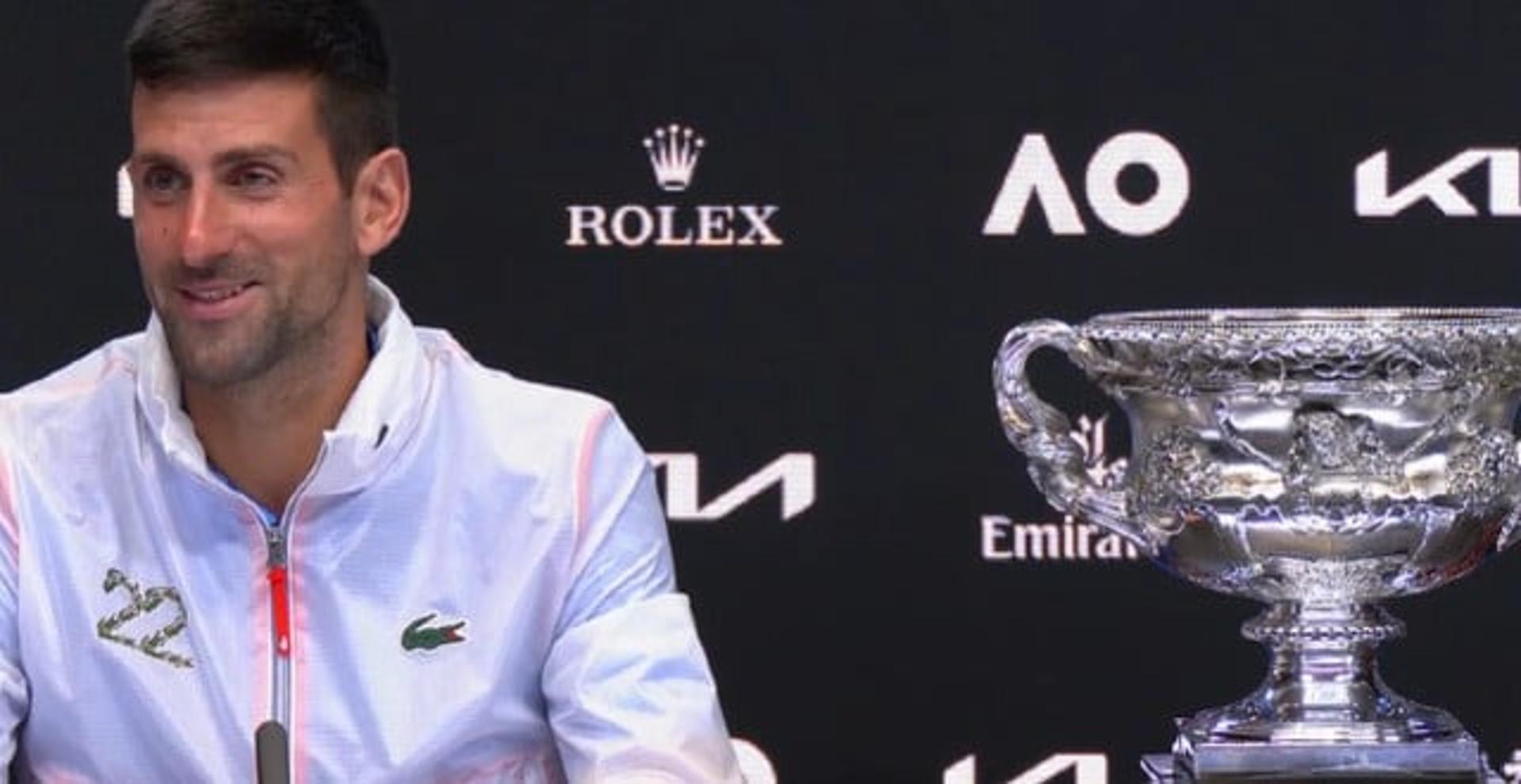 Novak Djokovic na coletiva com o troféu