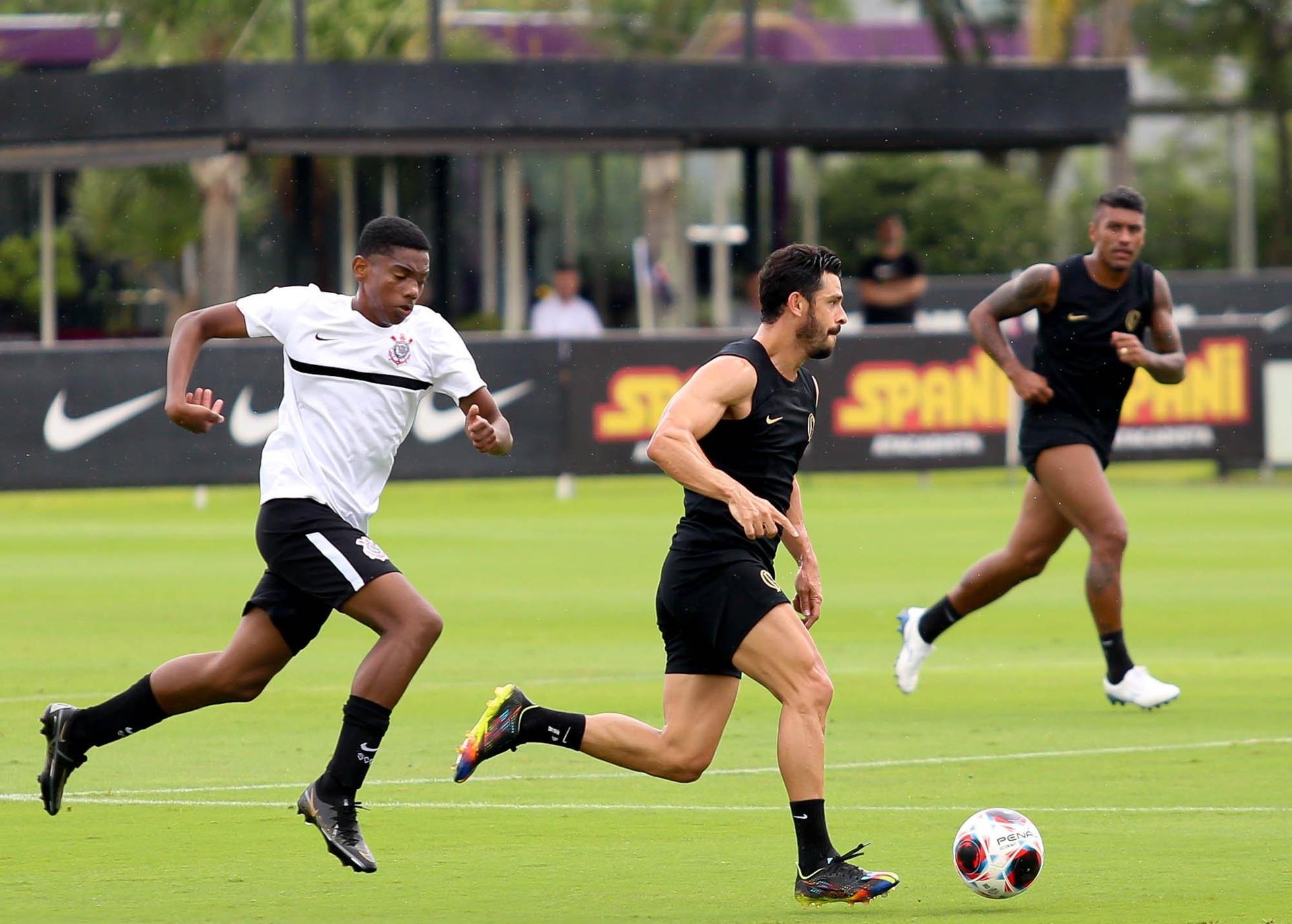 Corinthians x Sub-17 - Giuliano e Paulinho