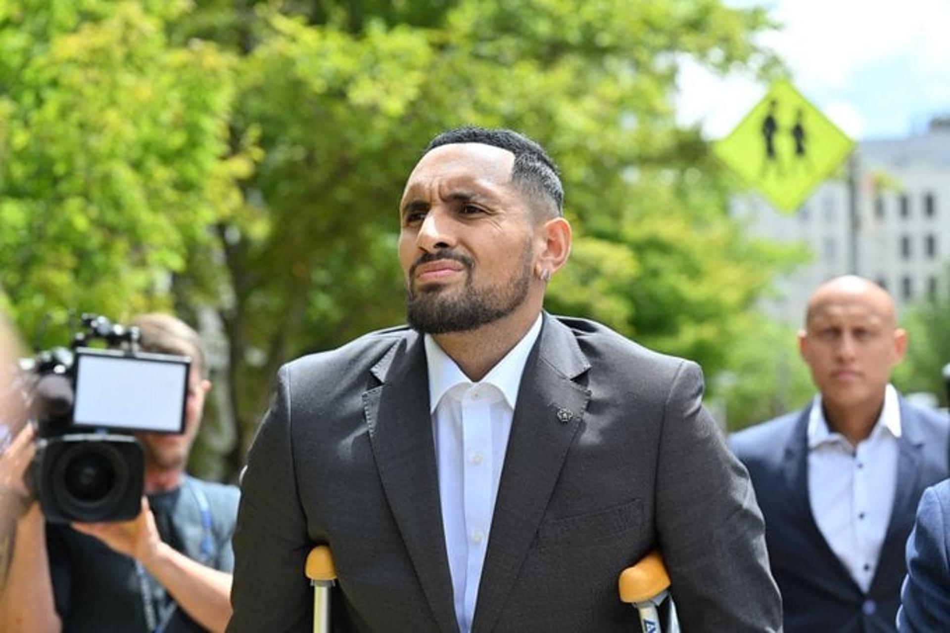 Kyrgios chega a tribunal em Camberra para julgamento de caso de violência doméstica