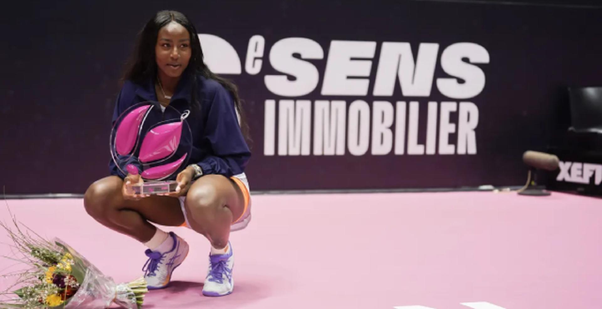 Alycia Parks com troféu do WTA de Lyon, na França