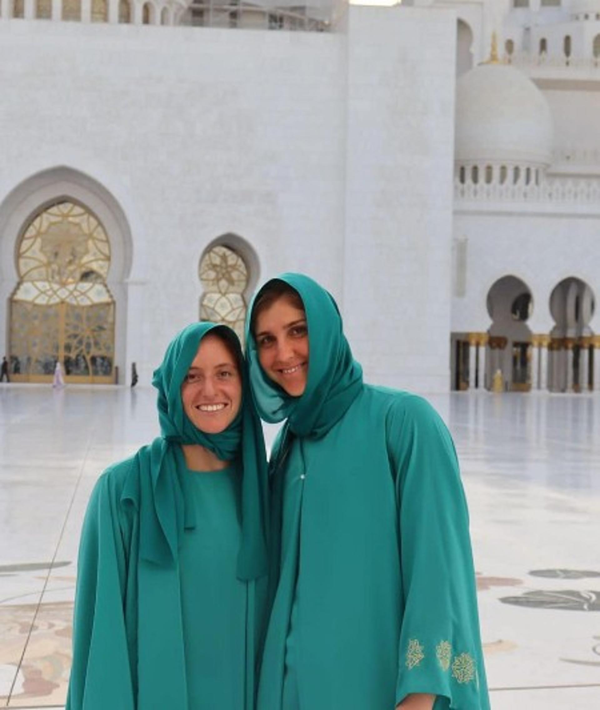 Luisa Stefani e Bia Maia em Mesquita em Abu Dhabi