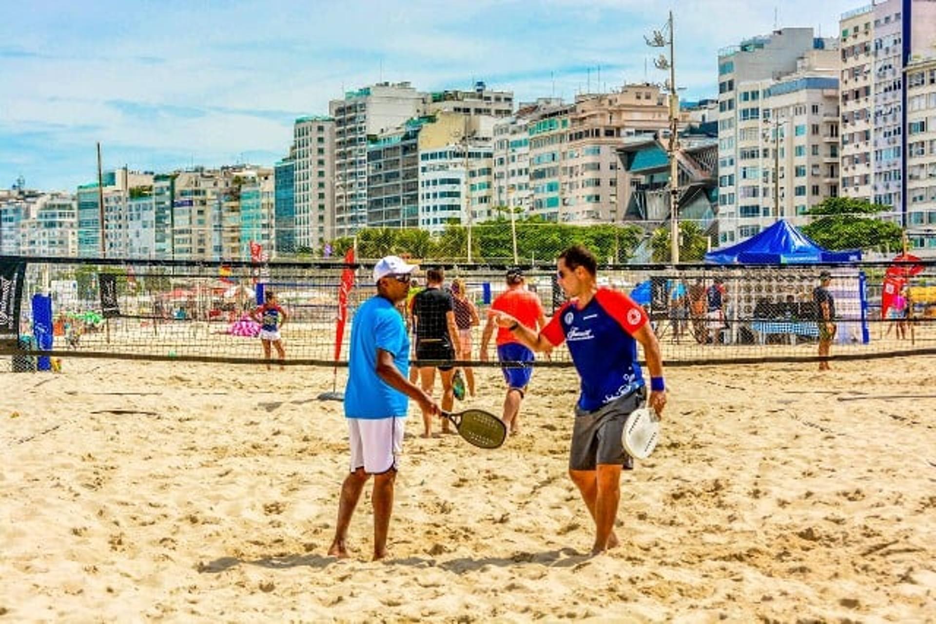 Horacio Melo de azul escuro e Cleidson Lima de azul claro voltaram a jogar