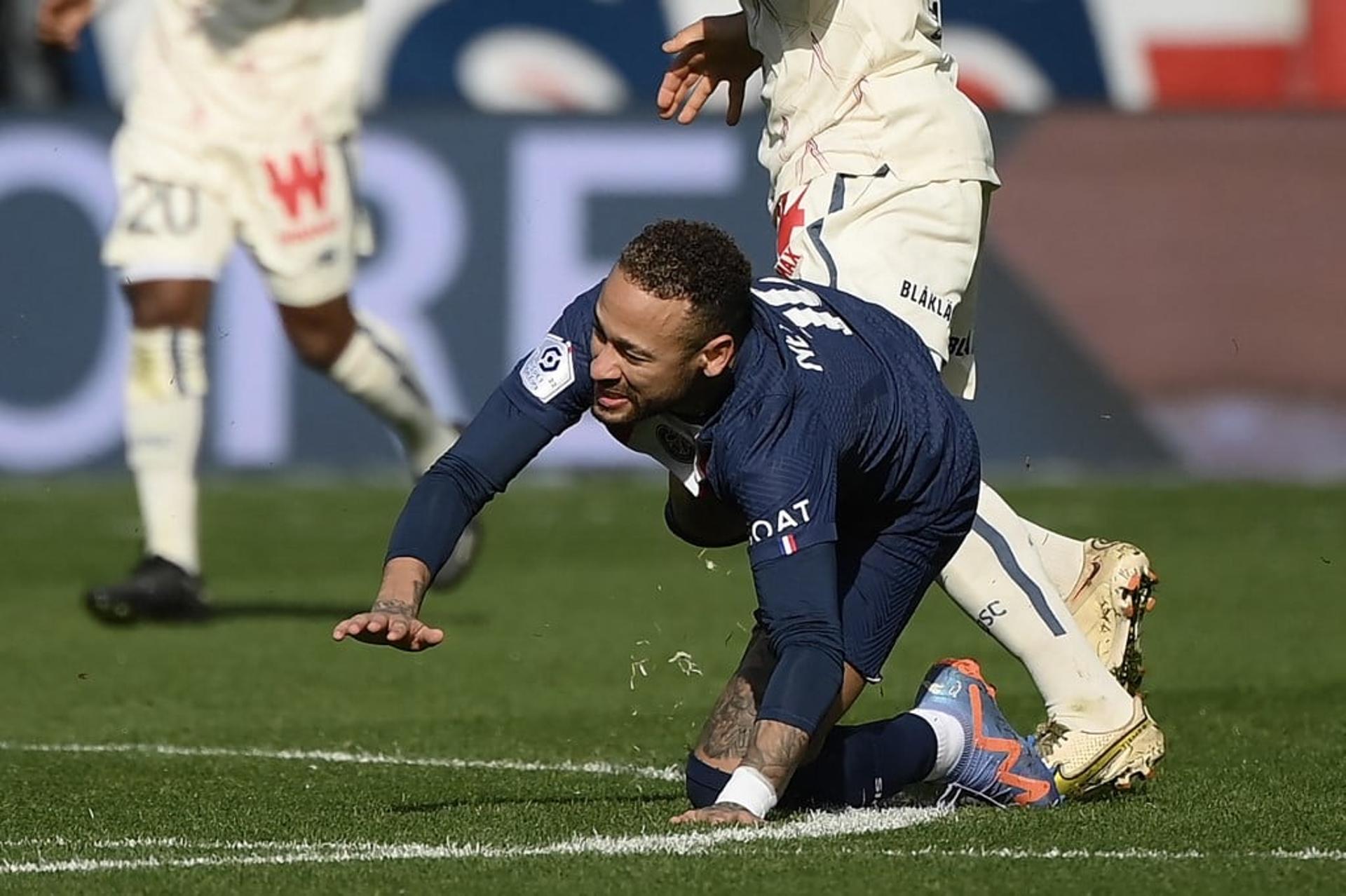 Neymar lesionado e chorando