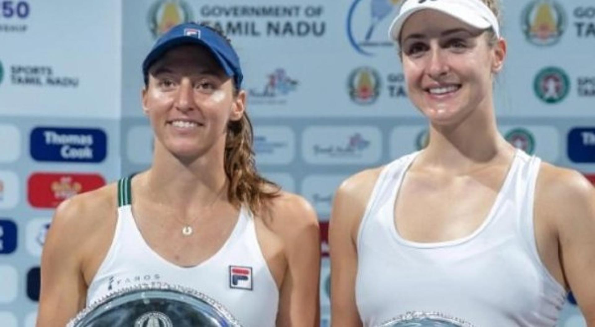 Luisa Stefani e Gabriela Dabrowski com troféu em Chennai