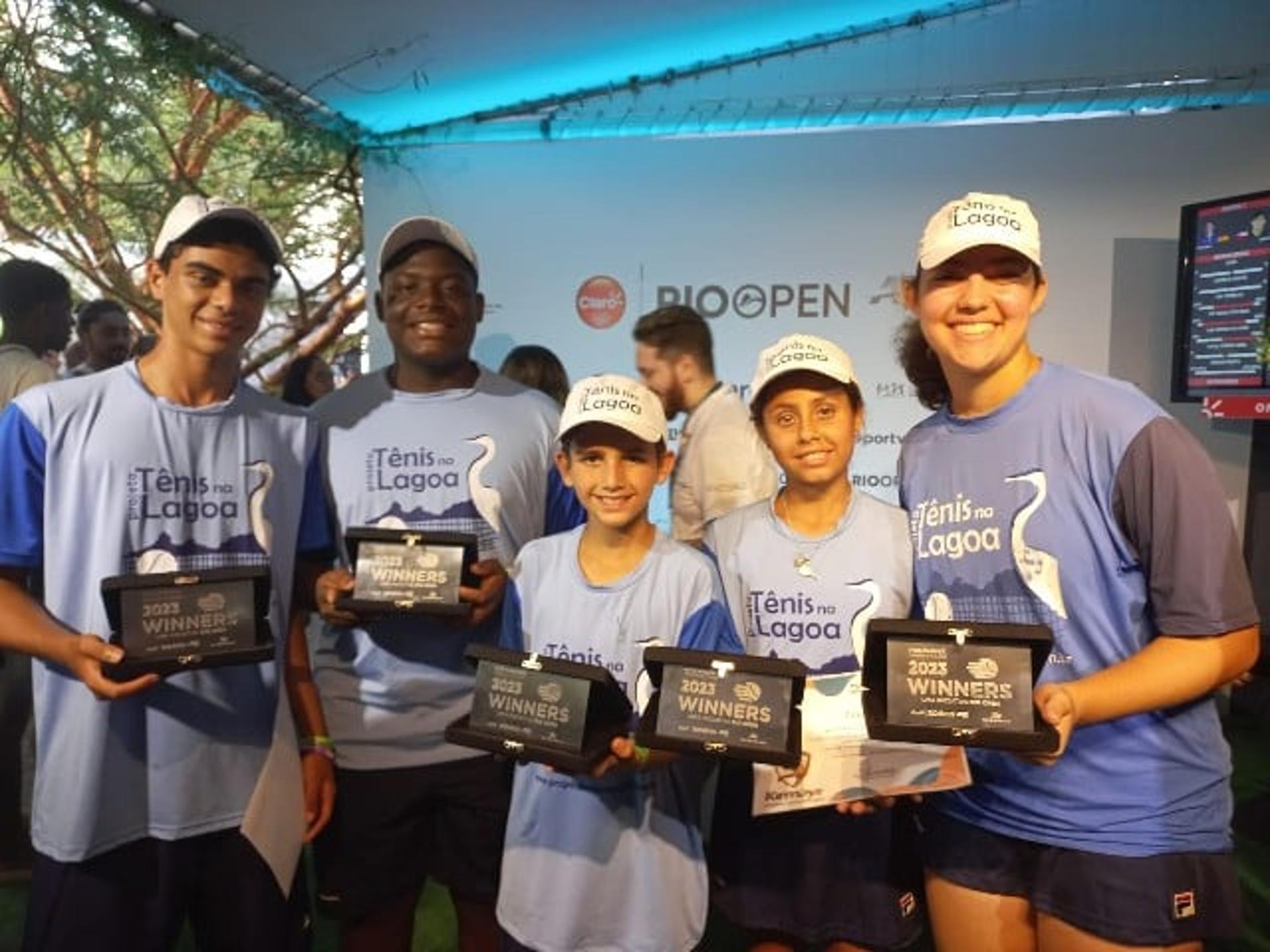 Atletas do Tênis na Lagoa com troféus do Winners do Rio Open