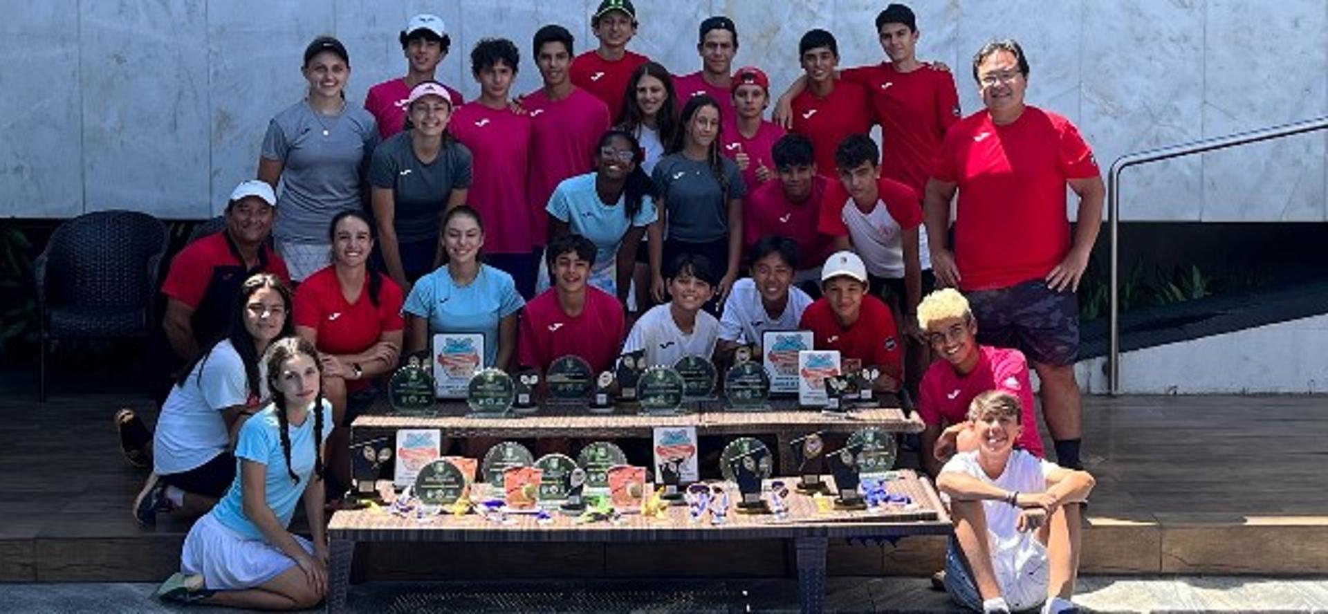 Carlos Omaki com a equipe e os troféus