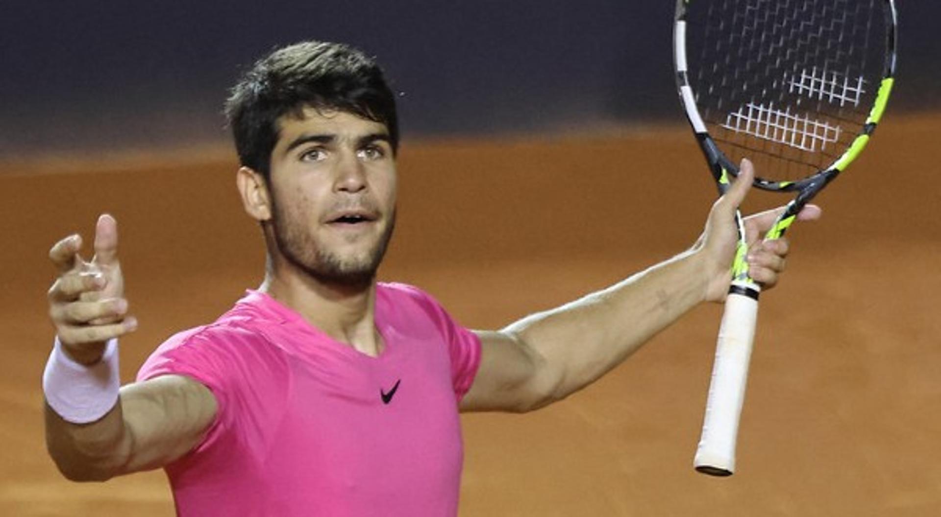 Carlos Alcaraz levanta o público na semi do Rio Open