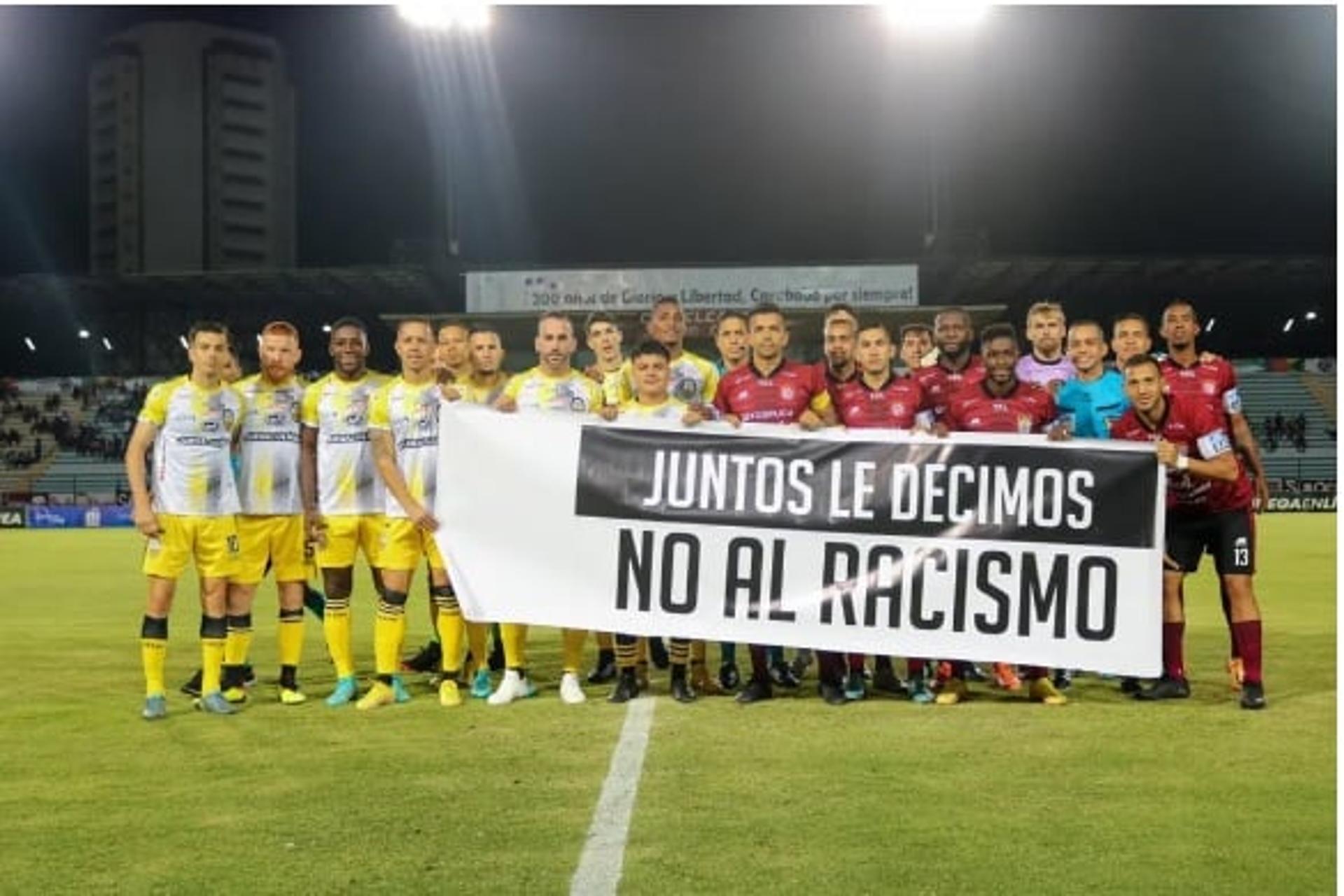 Em jogo pelo Campeonato Venezuelano , o Carabobo se posicionou contra o racismo