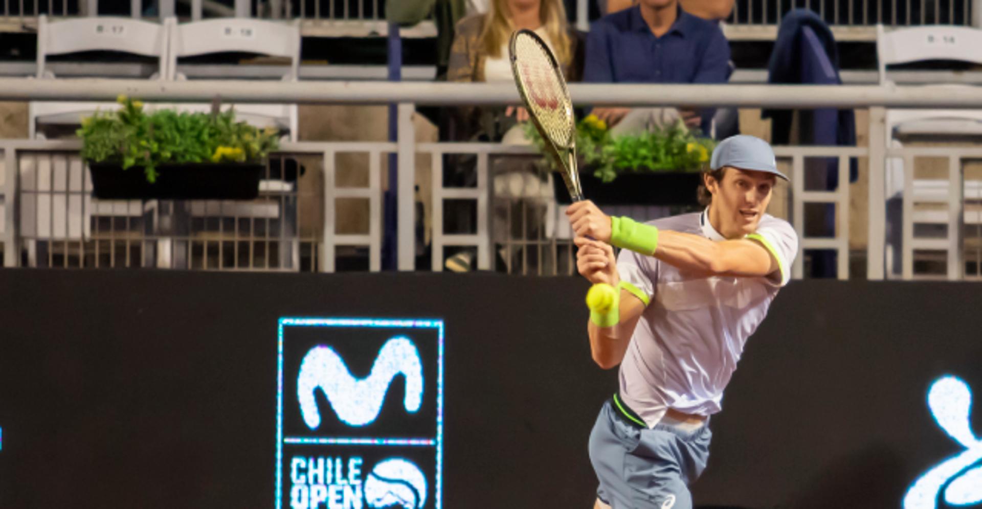 Nicolas Jarry em ação pela final do ATP 250 de Santiago