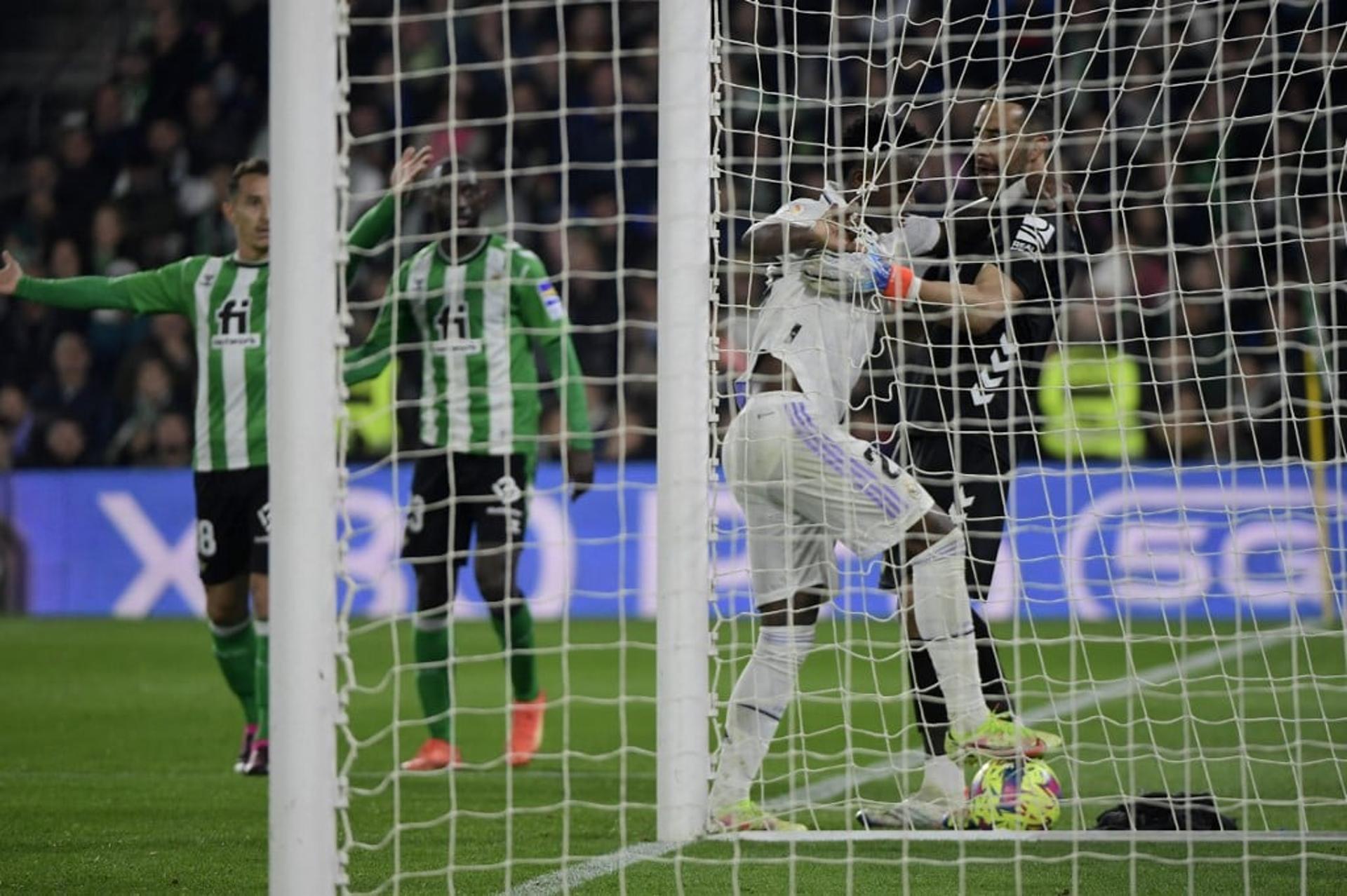 Betis x Real Madrid - Vini Jr e Claudio Bravo