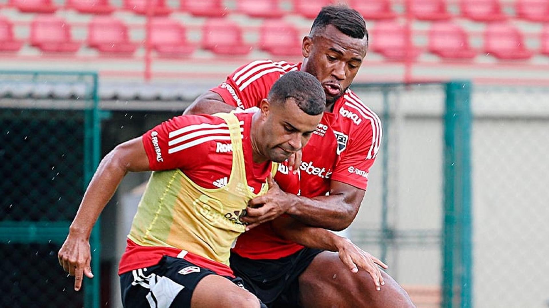 Alisson e Luan em treino do São Paulo