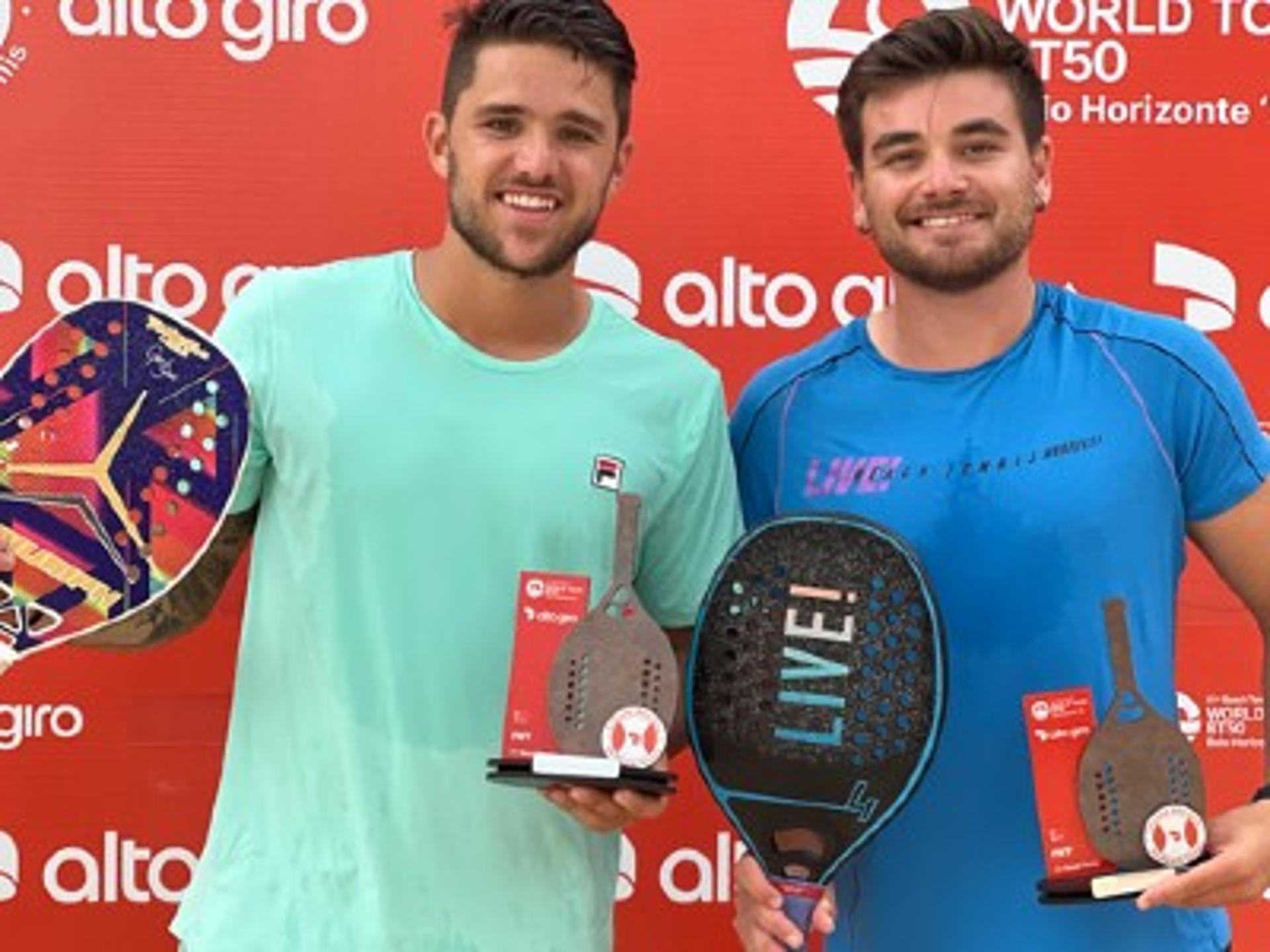 Gabriel Santos de verde e Breno Lodi de azul