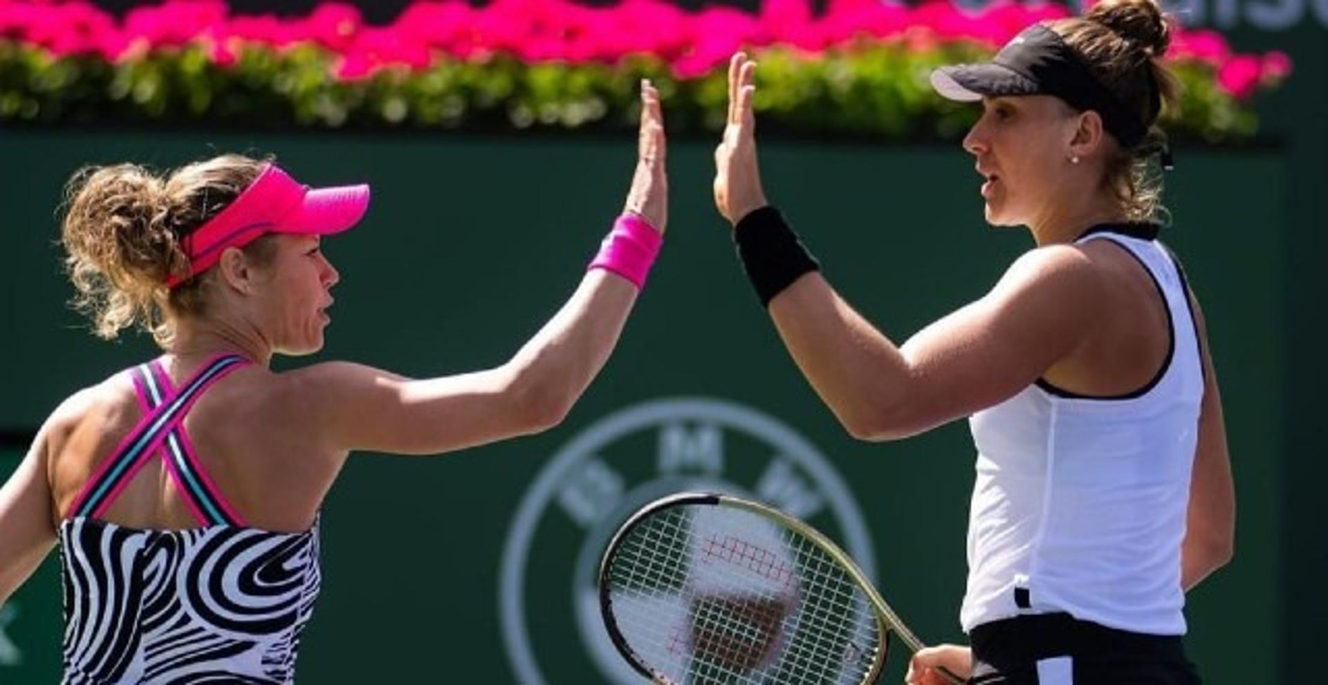 Beatriz Haddad Maia e Laua Siegmund celebram ponto em Indian Wells