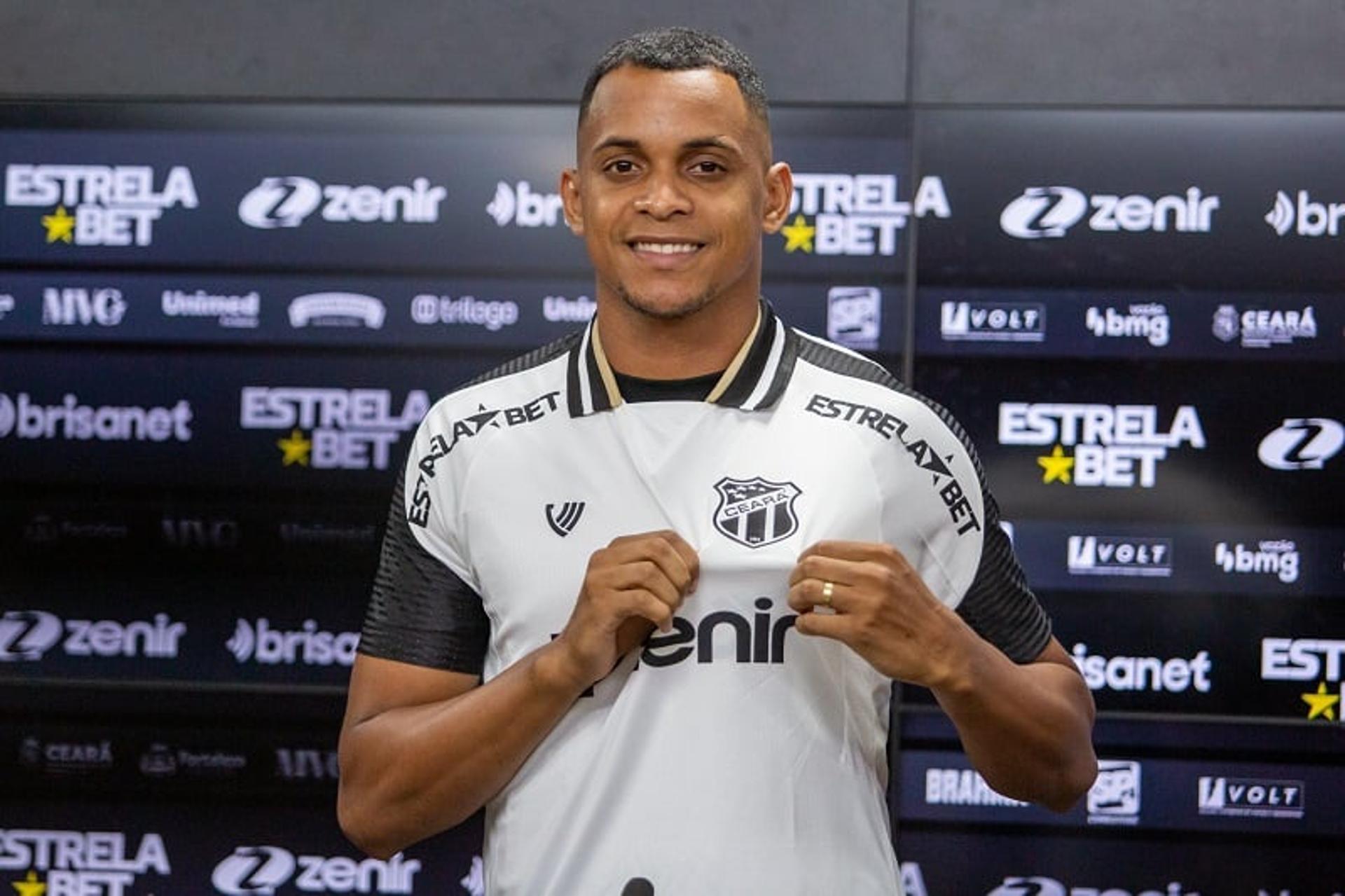 Álvaro em coletiva de apresentação no Ceará