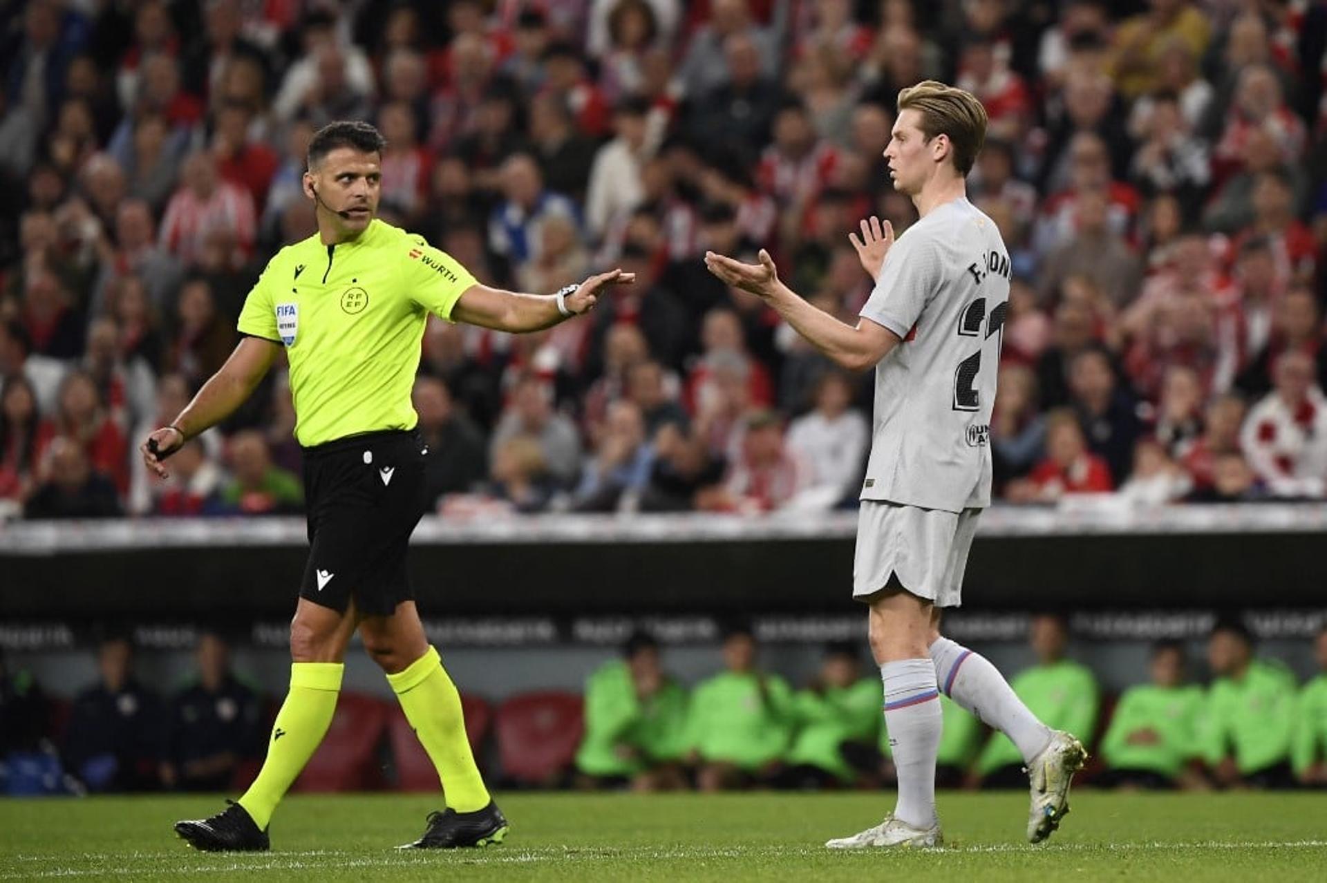 Gil Manzano e Frenkie de Jong